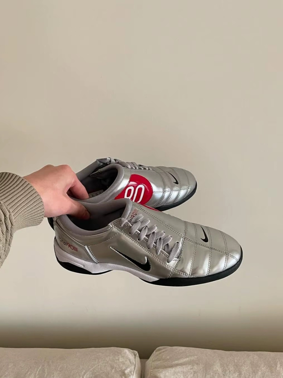 Nike Total 90 III SP Metallic Silver and Black 착용 스타일