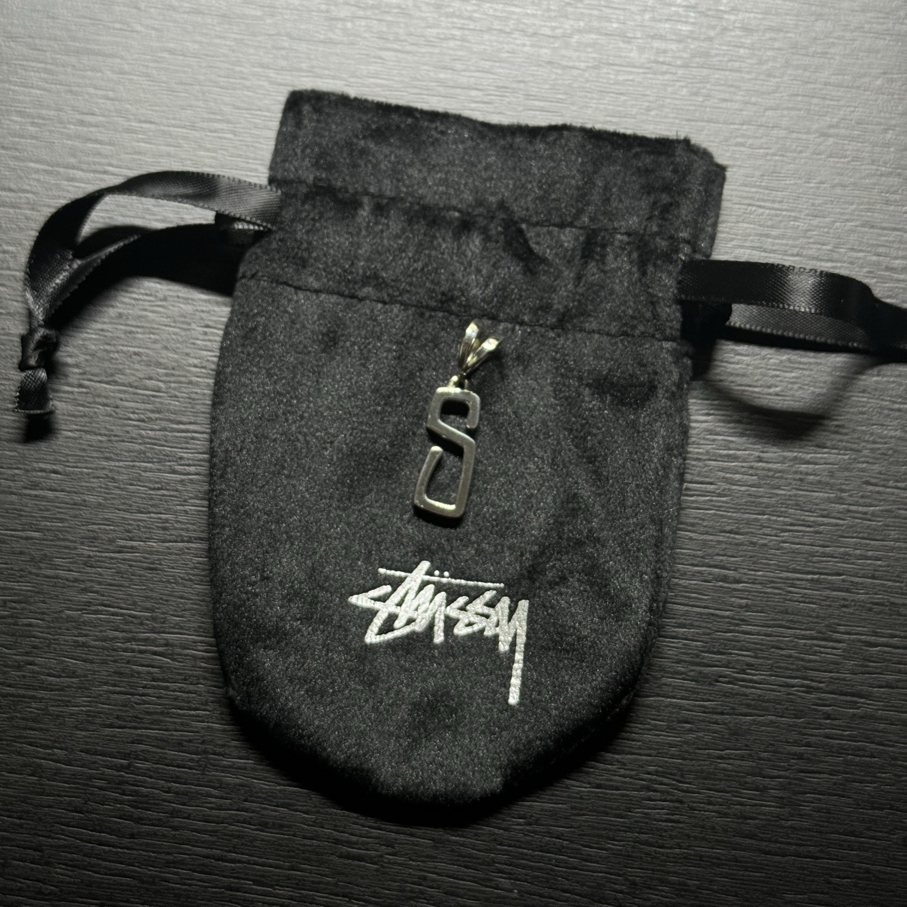 Stussy Alphabet Pendant Silver 착용 스타일 - 2