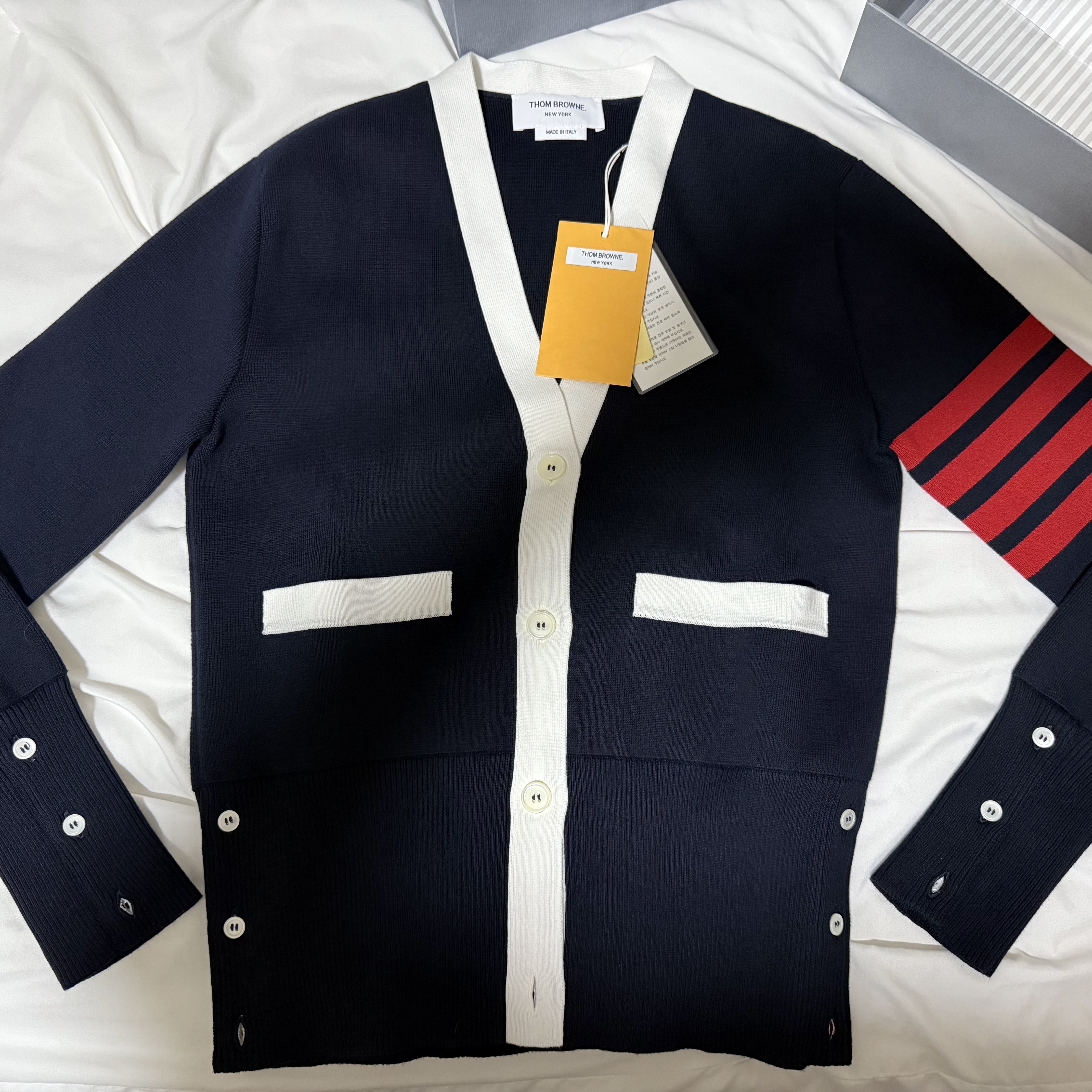 (W) Thom Browne Classic Milano Wool 4-Bar V-Neck Cardigan Blue 착용 스타일 - 1