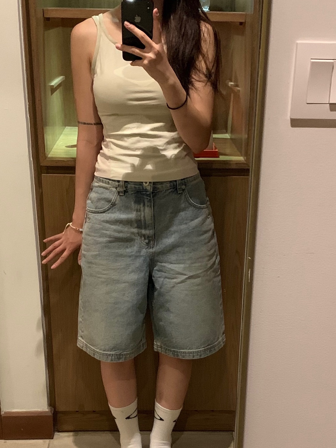 (W) Mischief Denim Bermuda Pants Light Blue, (W) Mischief Rhombus Color Blocked Sleeveless Beige 착용 스타일 - 1