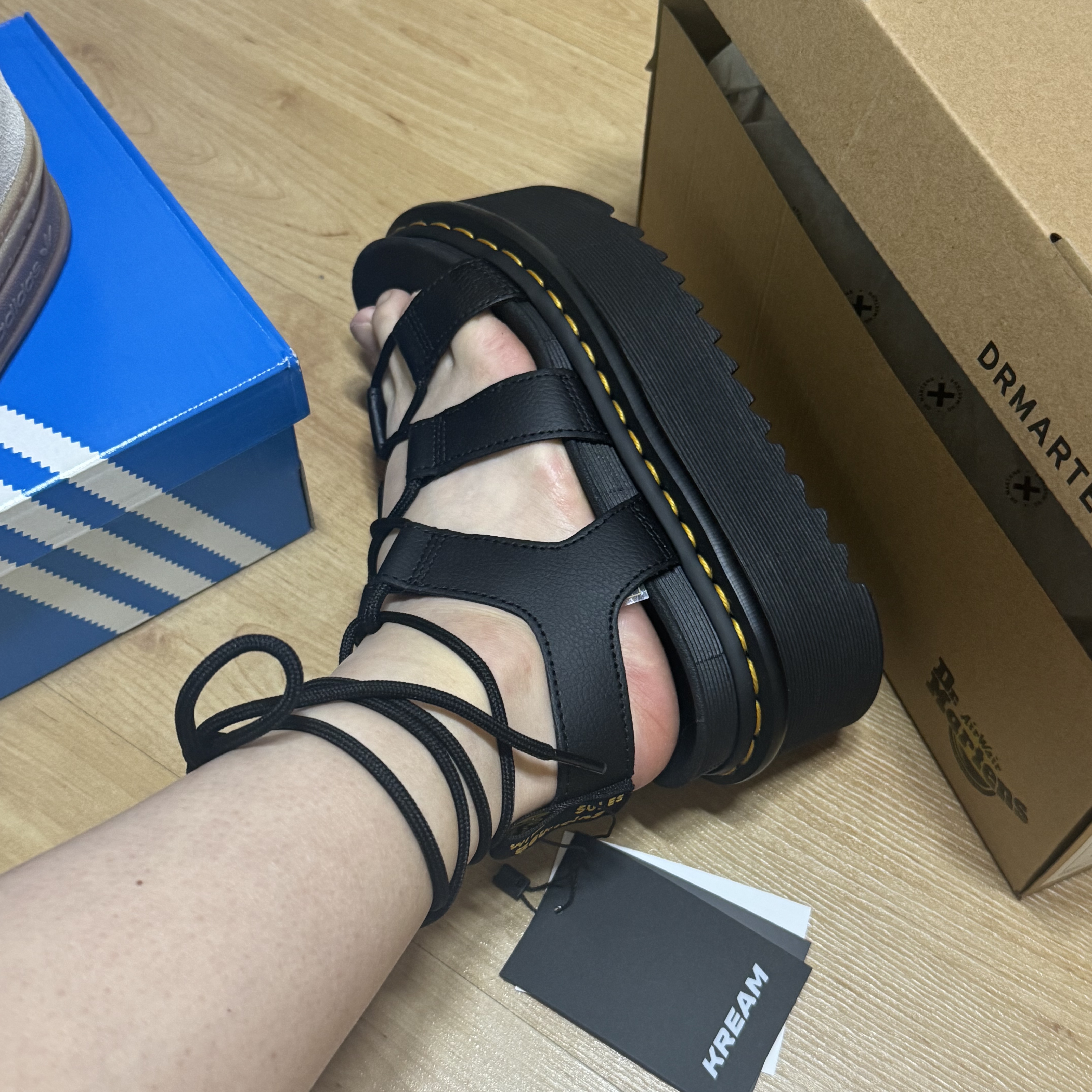 Dr. Martens Women Nartilla Athena Leather Gladiator Platform Sandals Black 착용 스타일 - 1