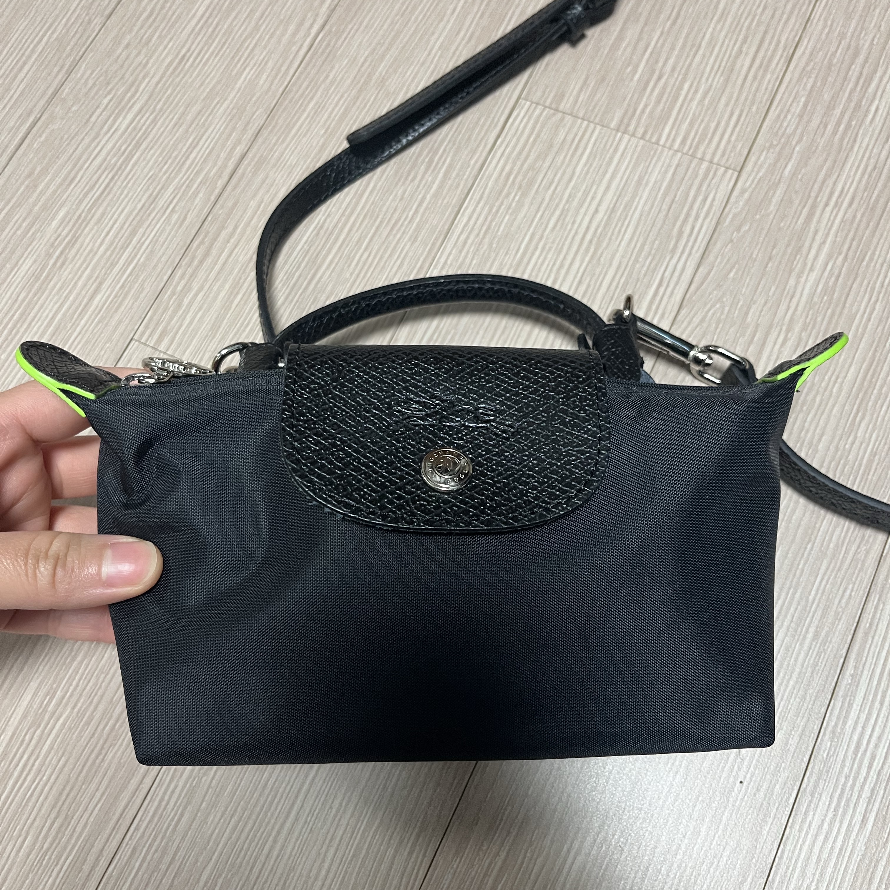 Longchamp Le Pliage Green Handle Pouch Black 착용 스타일