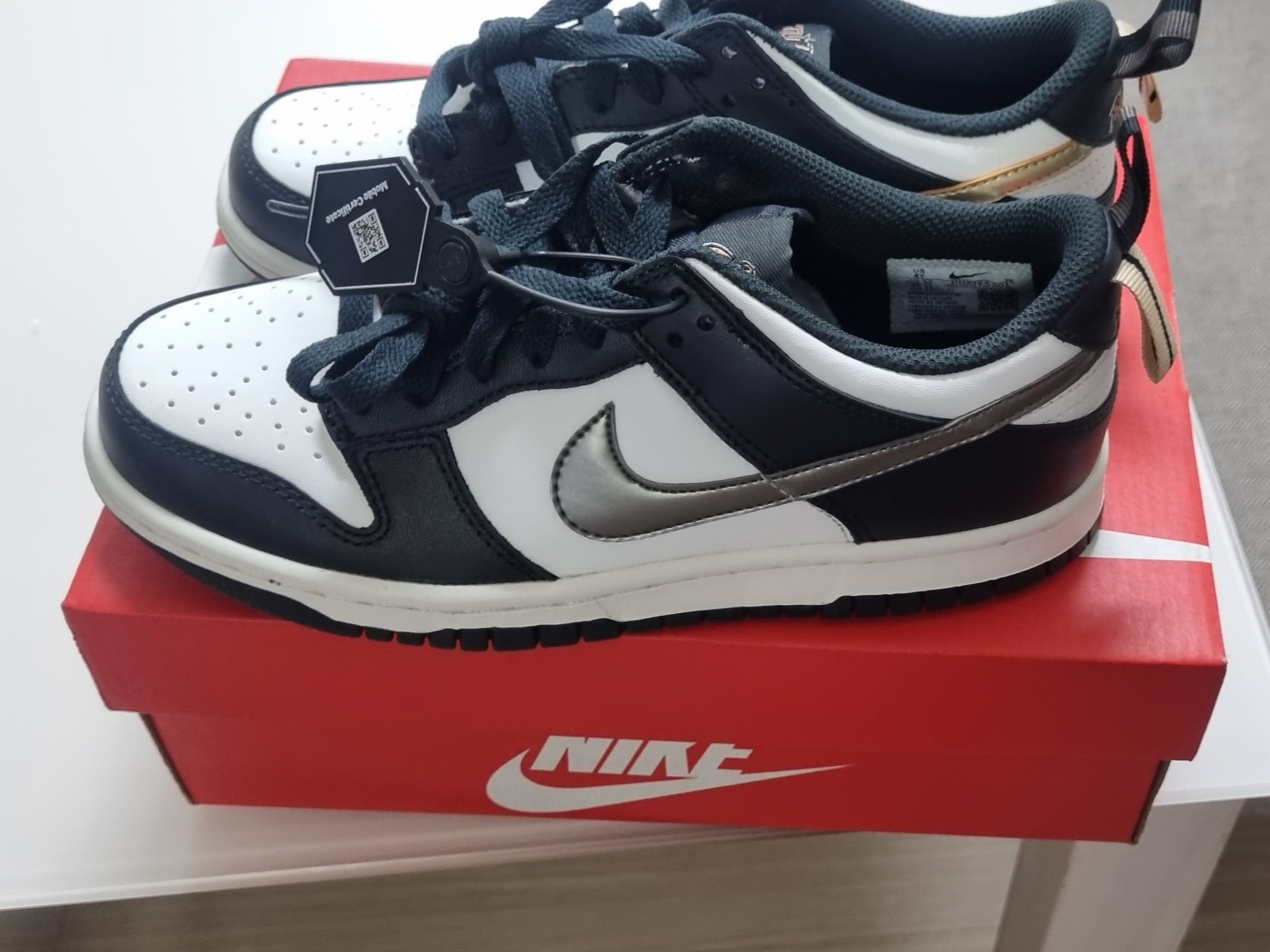 (GS) Nike Dunk Low SE Off Noir Summit White Metallic Pewter, (GS) Nike Dunk Low White Midnight Navy 착용 스타일 - 1