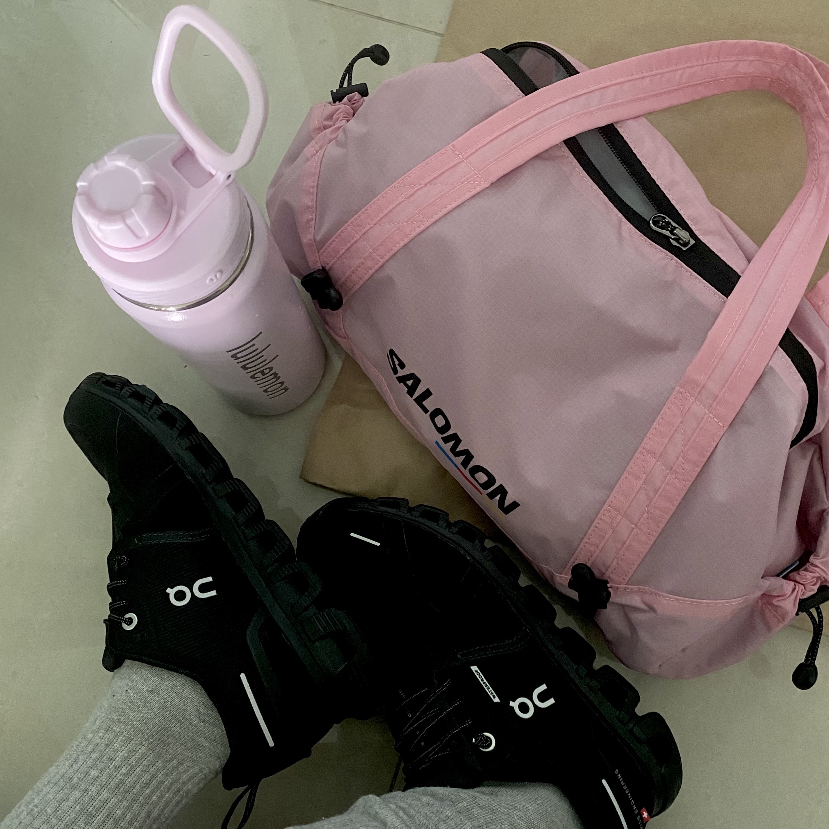(W) On Running Cloud 6 Black, Salomon Peak 15L Backpack Fig Pink 착용 스타일