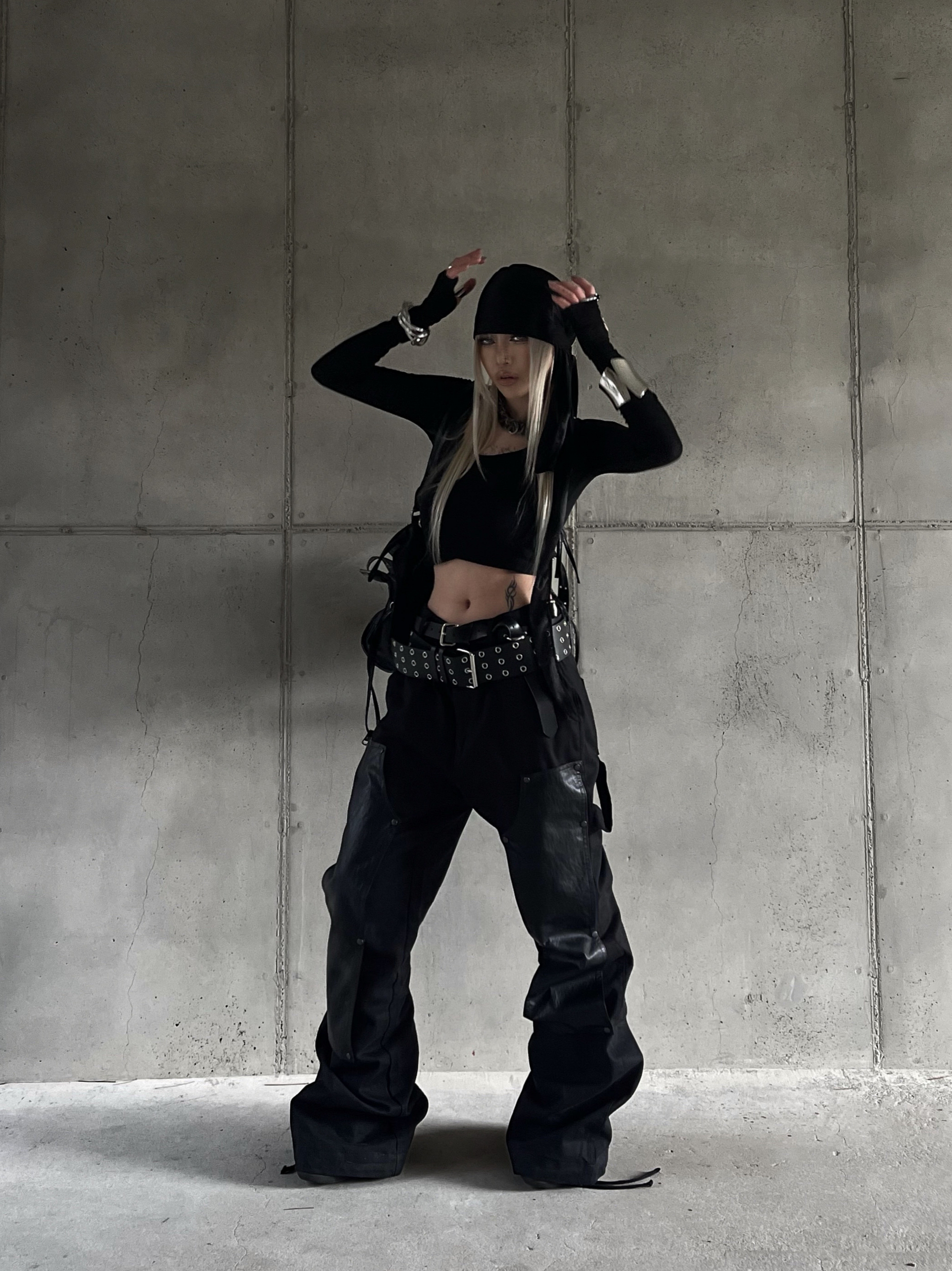 ROARINGRAD Knee Cappenter Flared Pants Black 착용 스타일