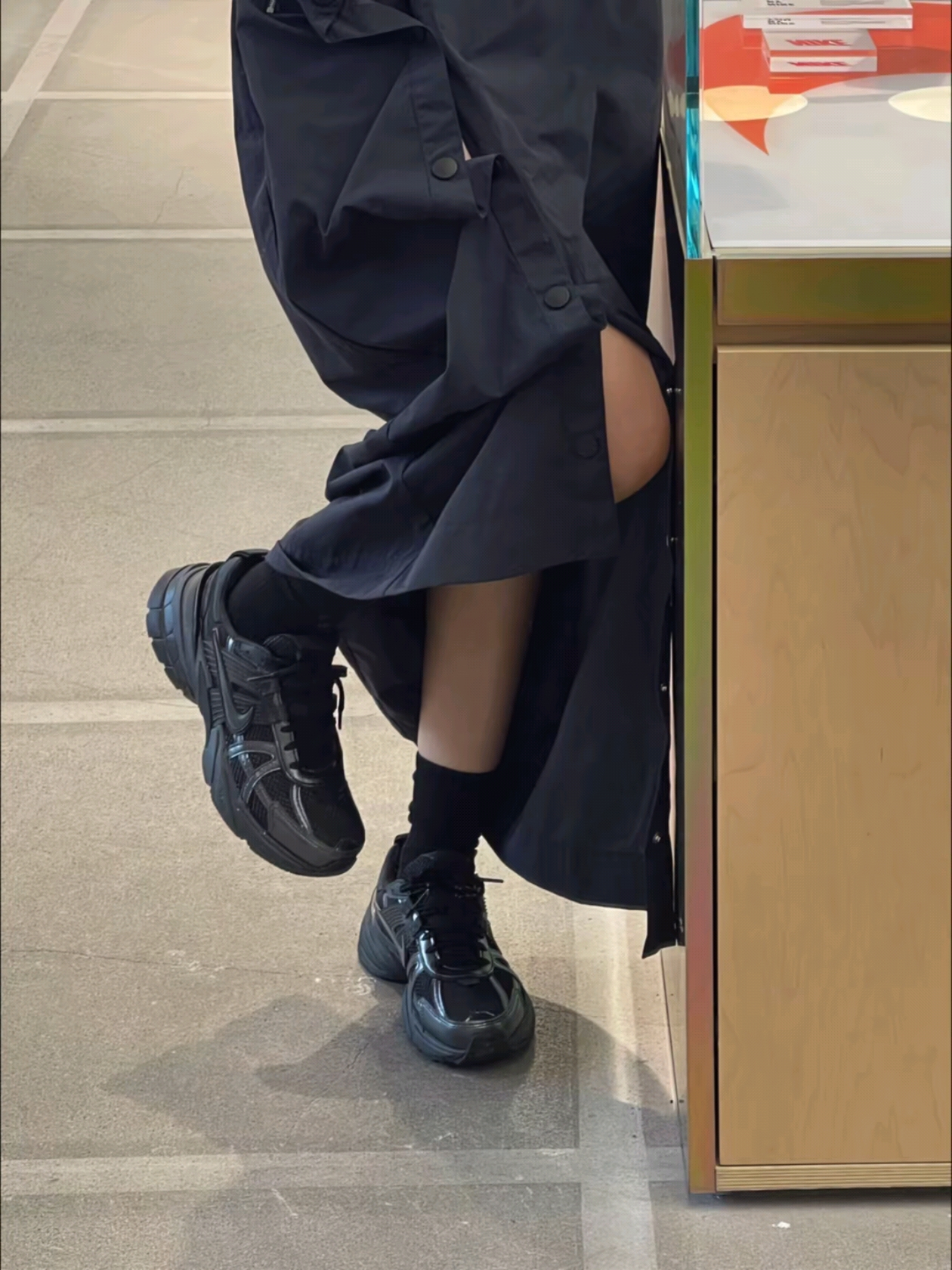 Nike V2K Run Black Anthracite 착용 스타일