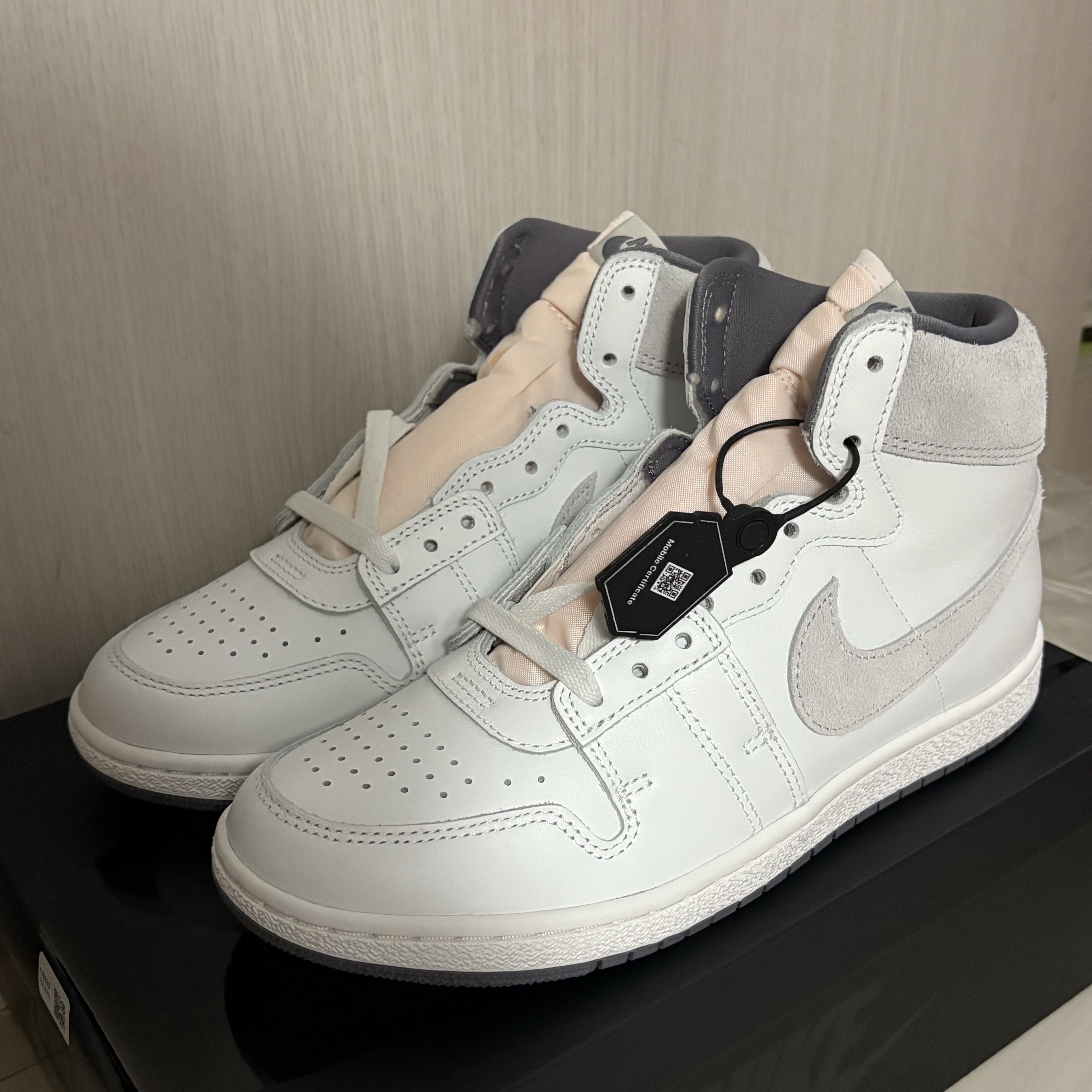 Jordan Air Ship PE SP Summit White Gunsmoke, Jordan 1 Retro High OG Light Smoke Grey 착용 스타일 - 1