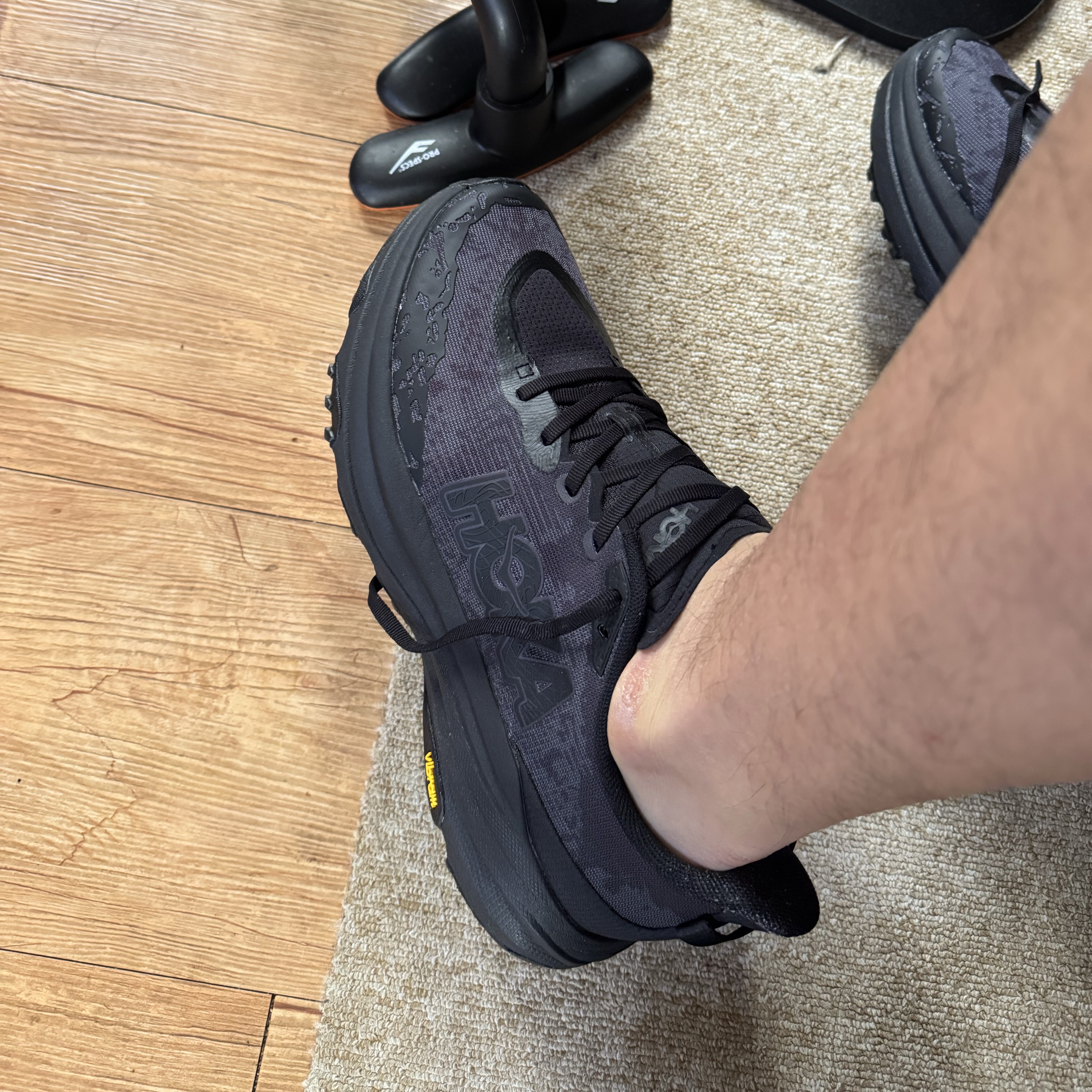 Hoka Speedgoat 6 Black 착용 스타일 - 4