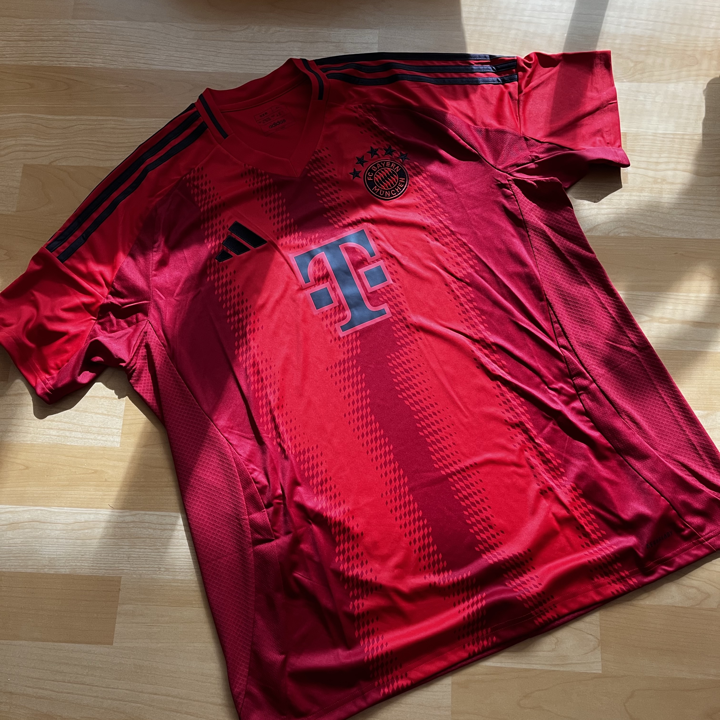 Over The Pitch 20242025 Bayern Munich Home Shirt 착용 스타일 - 1