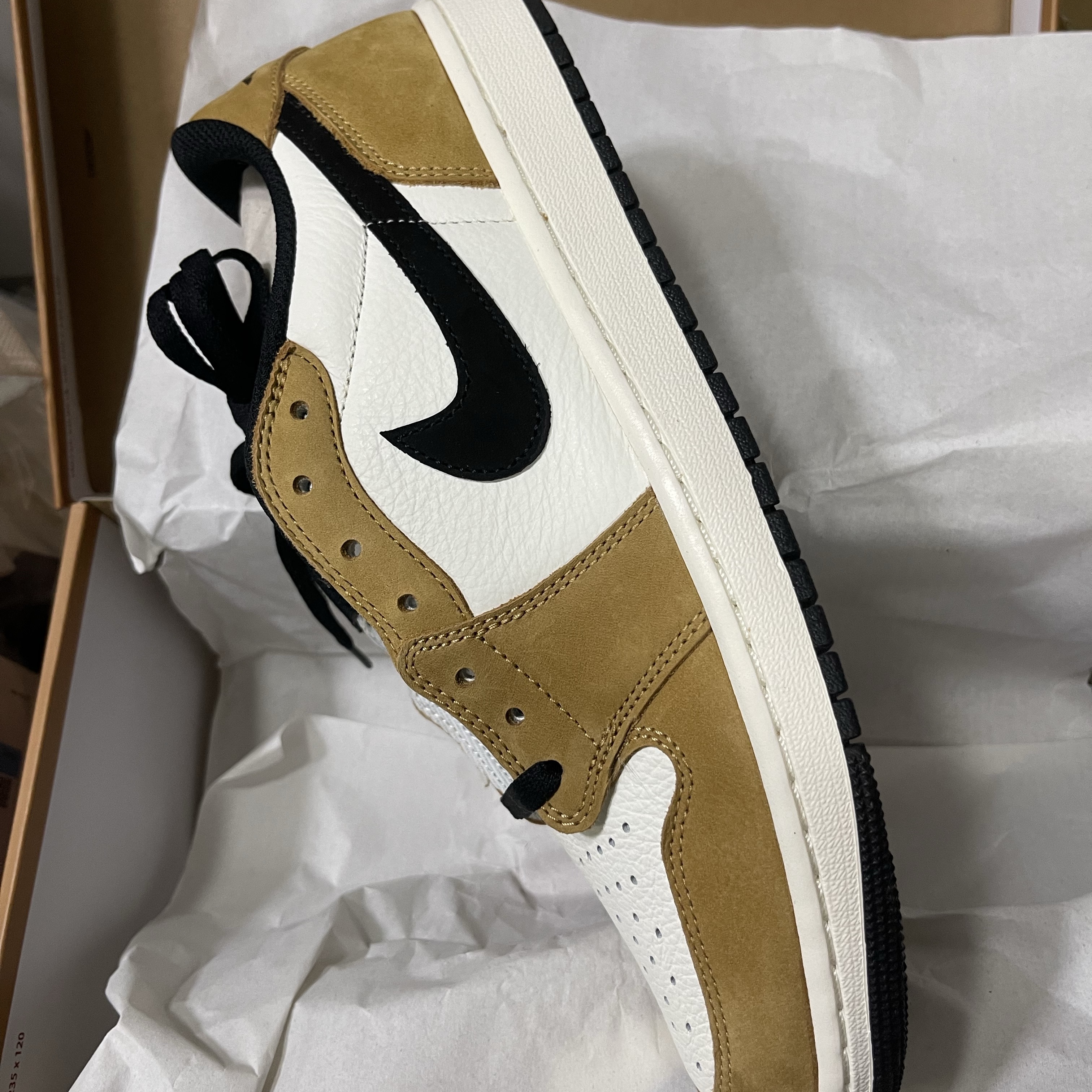 Jordan 1 Low OG Sail and Golden Harvest 착용 스타일 - 1