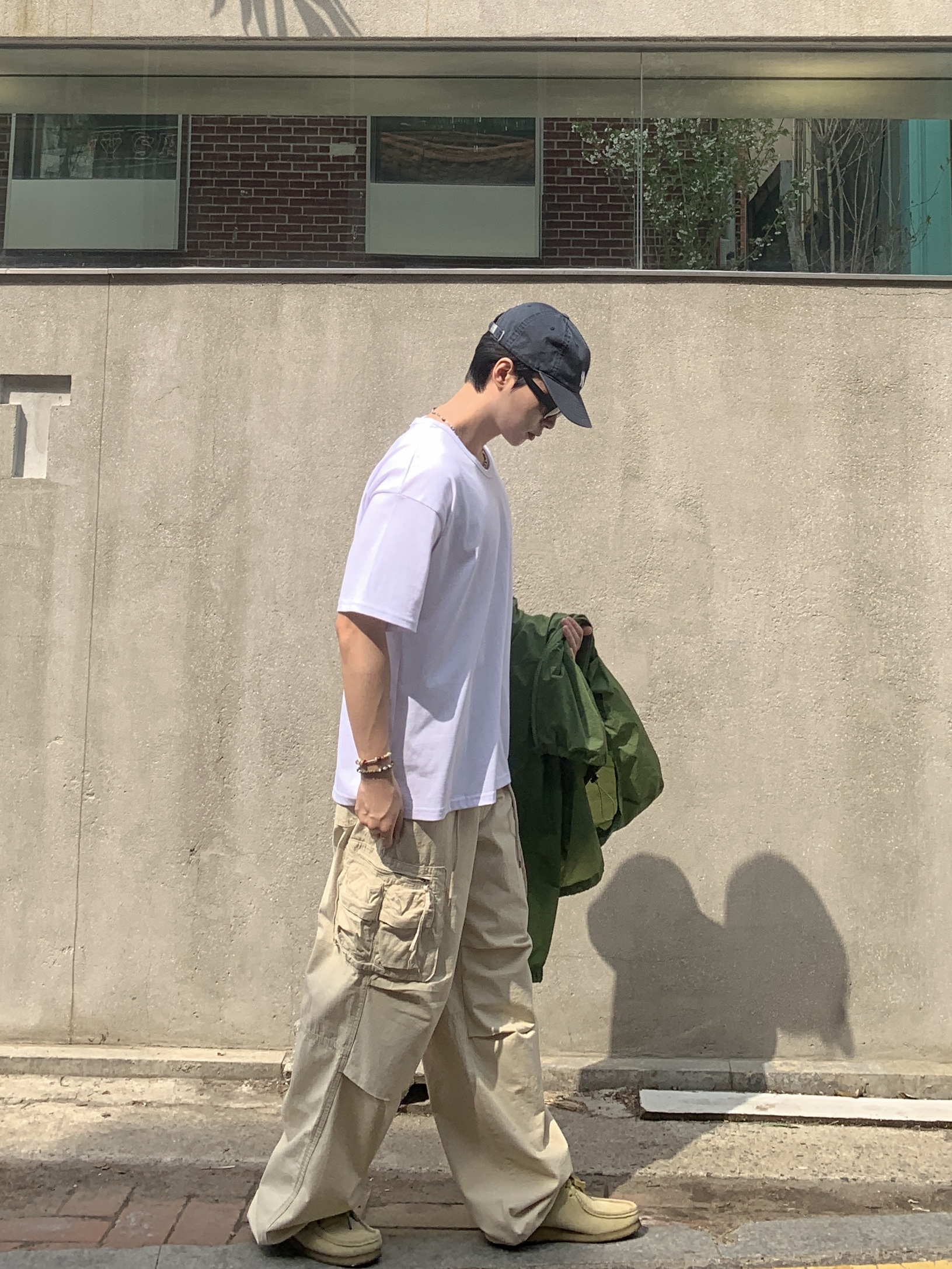 Clarks Wallabee Maple Suede 착용 스타일 - 3