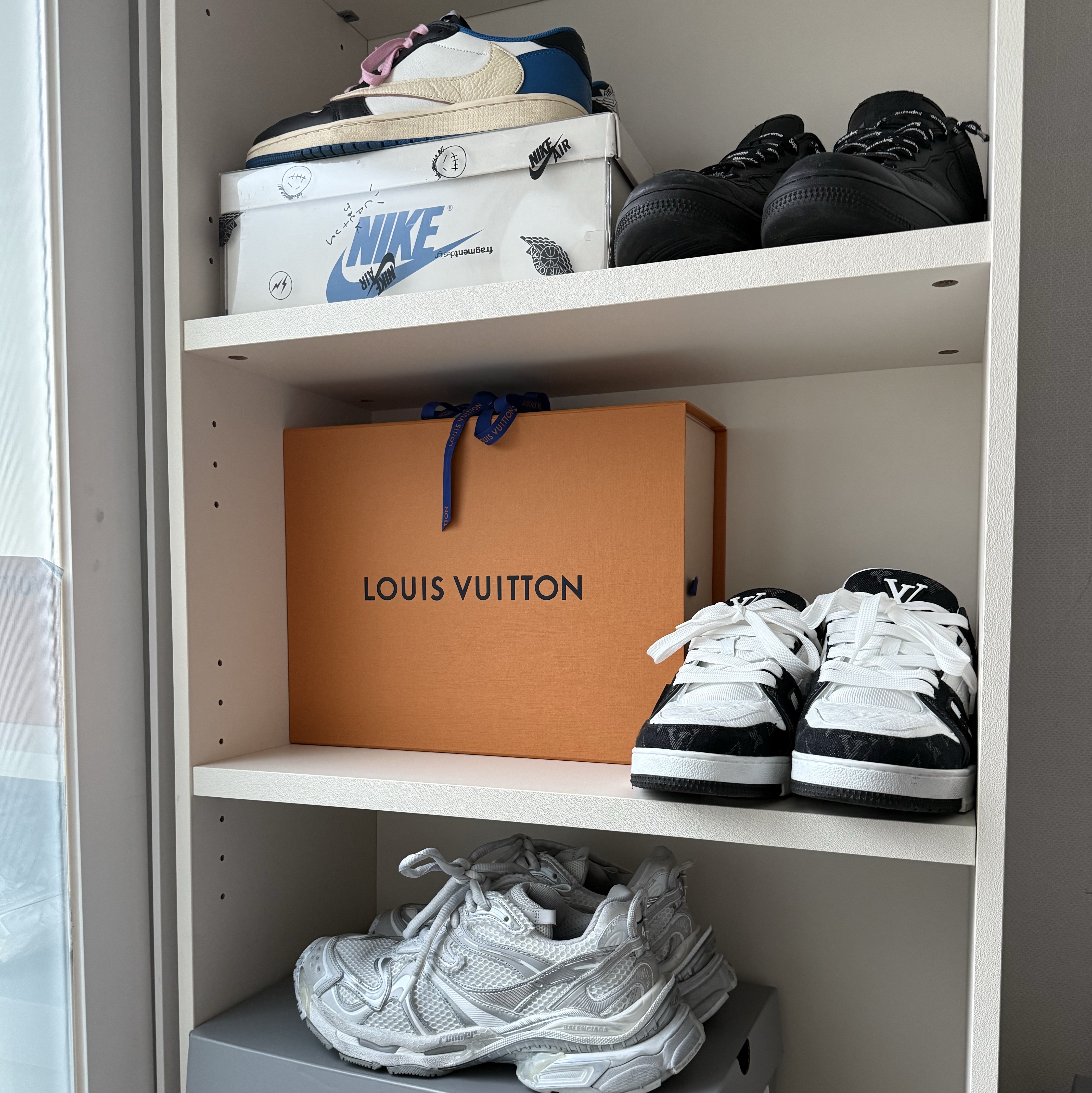 Jordan 1 x Travis Scott x Fragment Retro Low OG SP Military Blue, Louis Vuitton LV Trainer Sneakers Monogram Denim Black 착용 스타일 - 1
