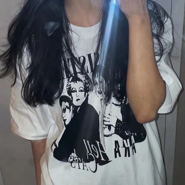 DEFYCLUBROBBERS Punk Sisters T-shirt White 착용 스타일 - 1