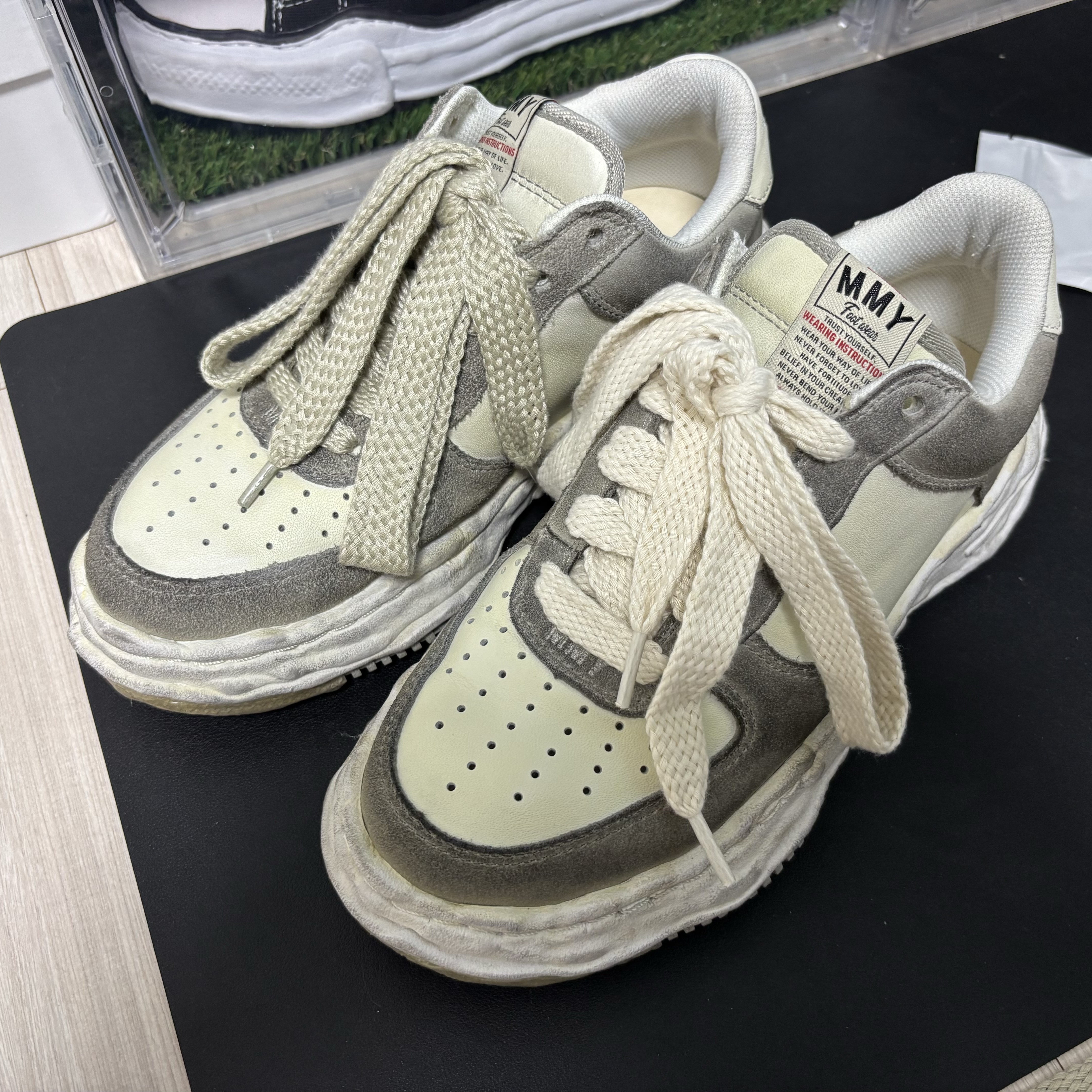 Maison Mihara Yasuhiro Wayne OG Sole Distressed Leather Low-top Sneaker White 착용 스타일