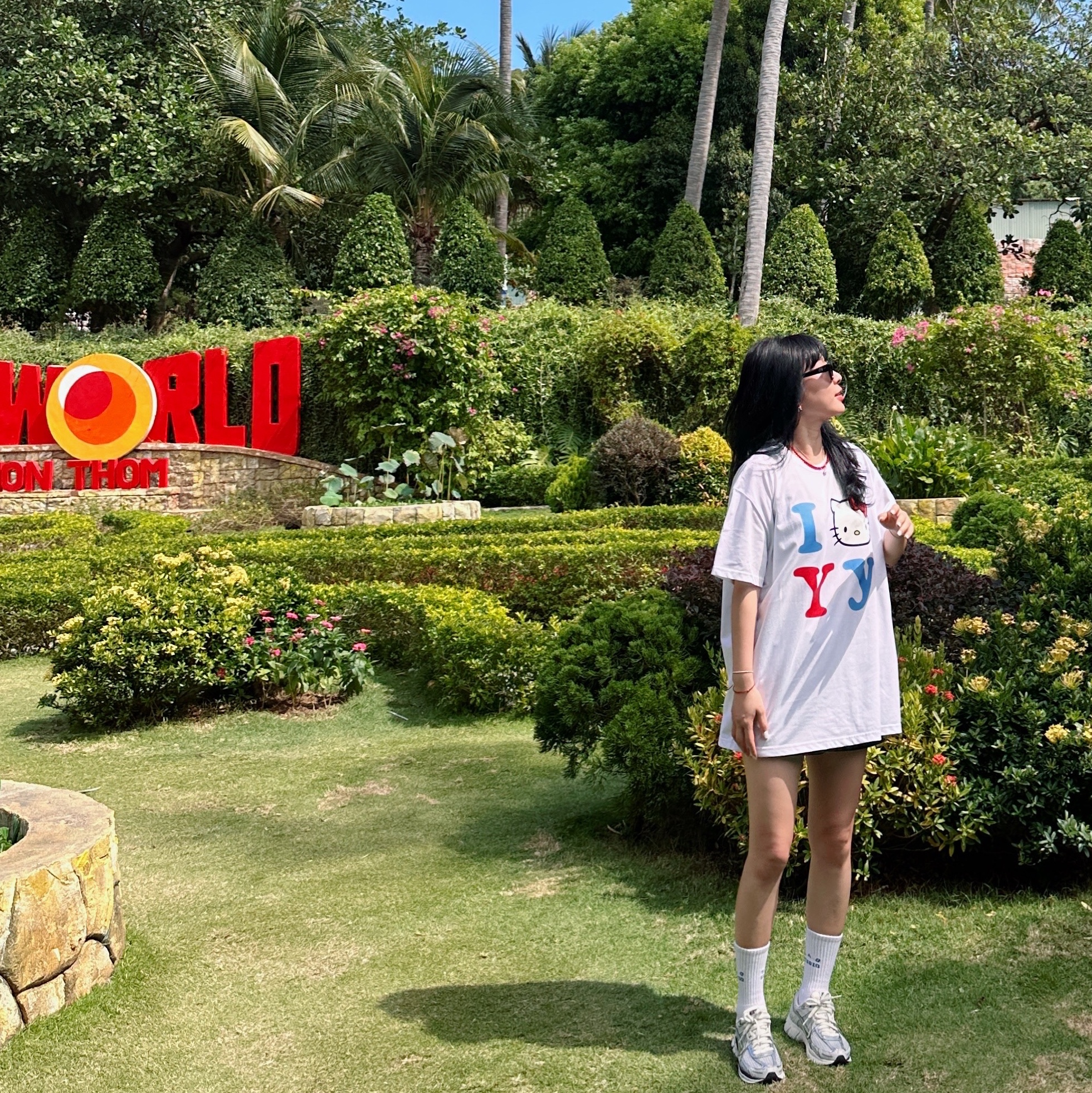 Open Yy x Hello Kitty T-Shirt White, IAB Studio Socks White Set 착용 스타일
