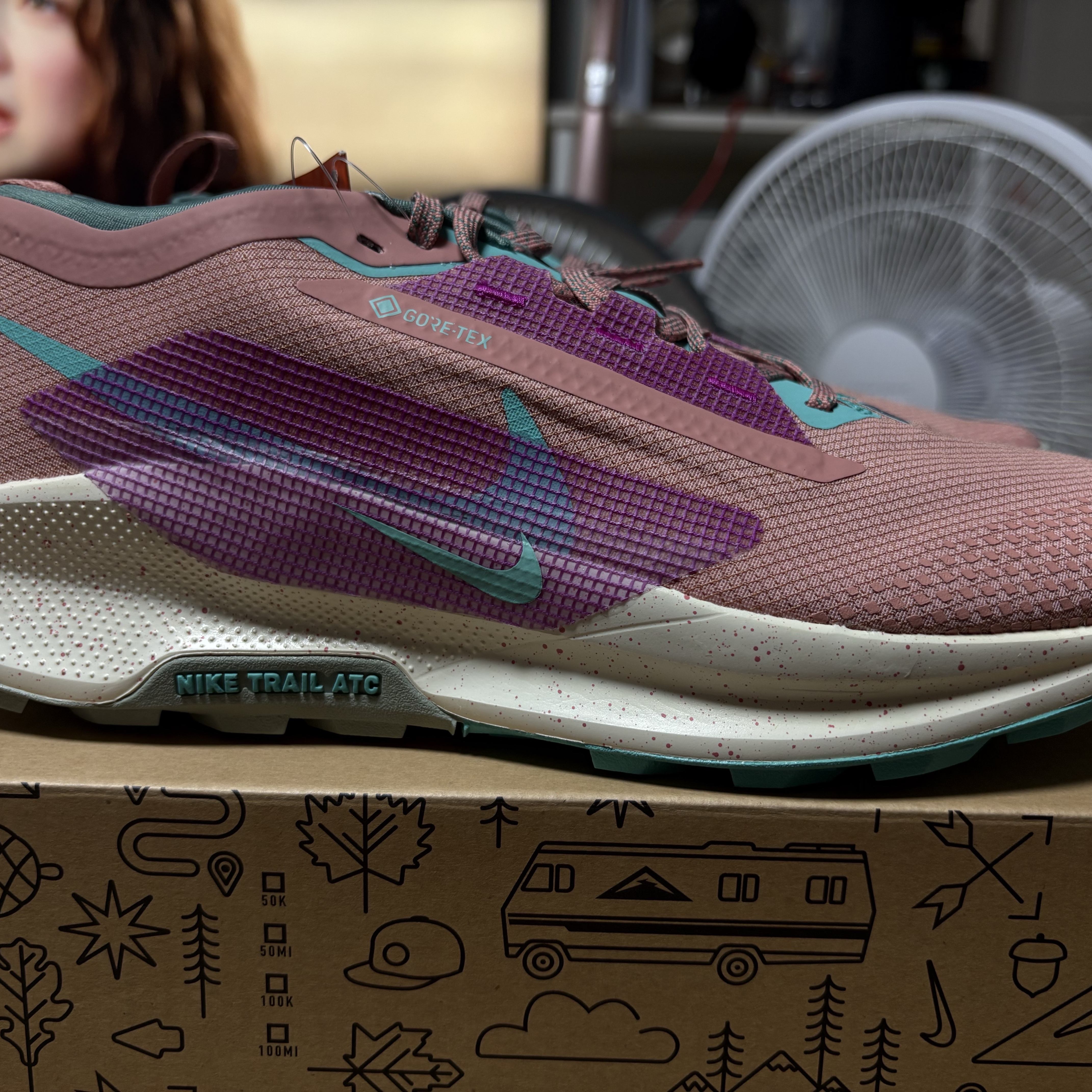 Nike Pegasus Trail 5 Gore-Tex Red Stardust Bicoastal 착용 스타일 - 3