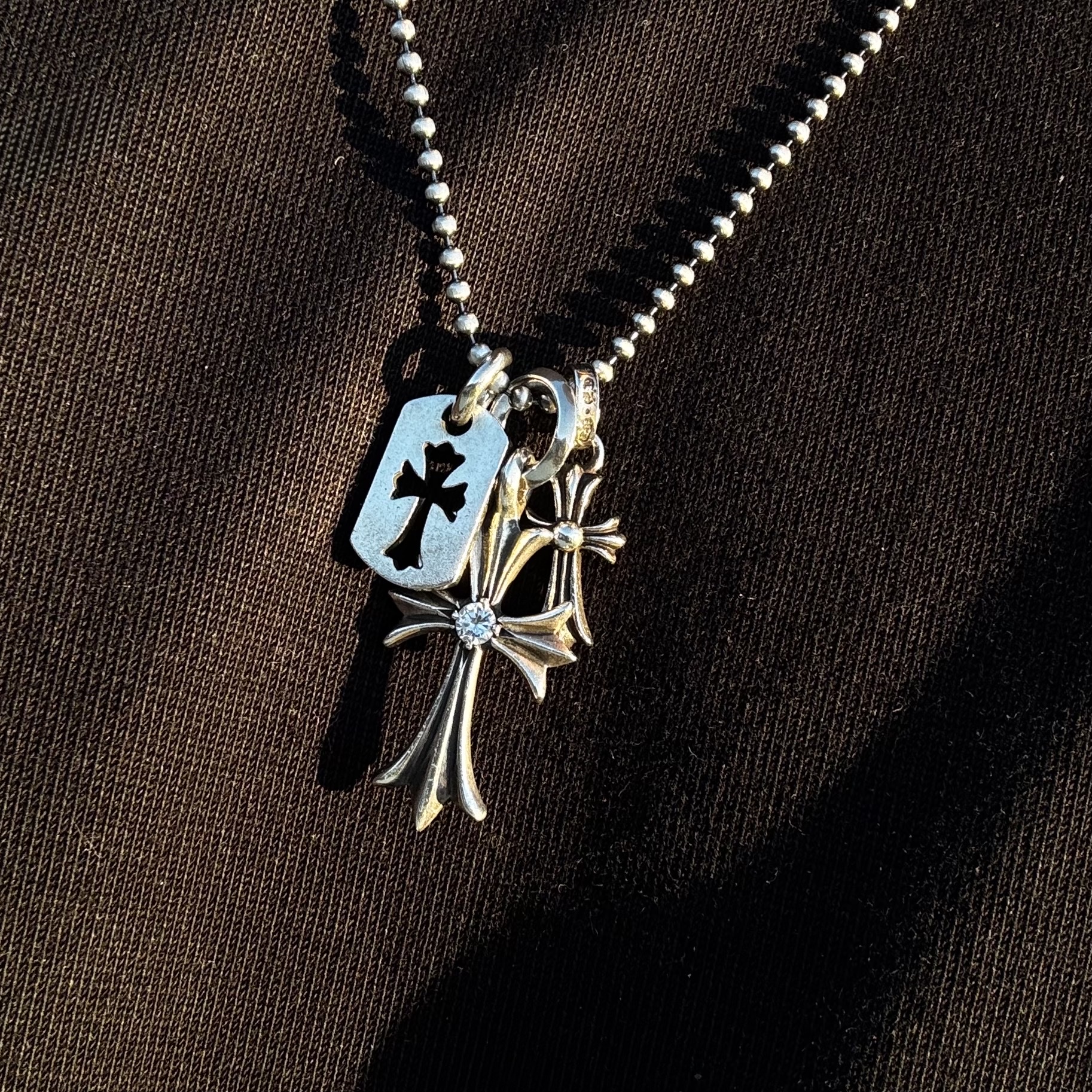 Hansroom Chrome Hearts Tiny Cross Charm 1P Dia 착용 스타일 - 1
