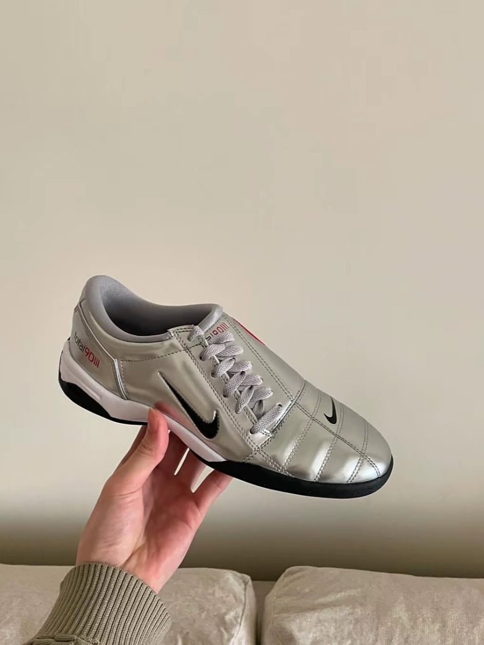 Nike Total 90 III SP Metallic Silver and Black 착용 스타일
