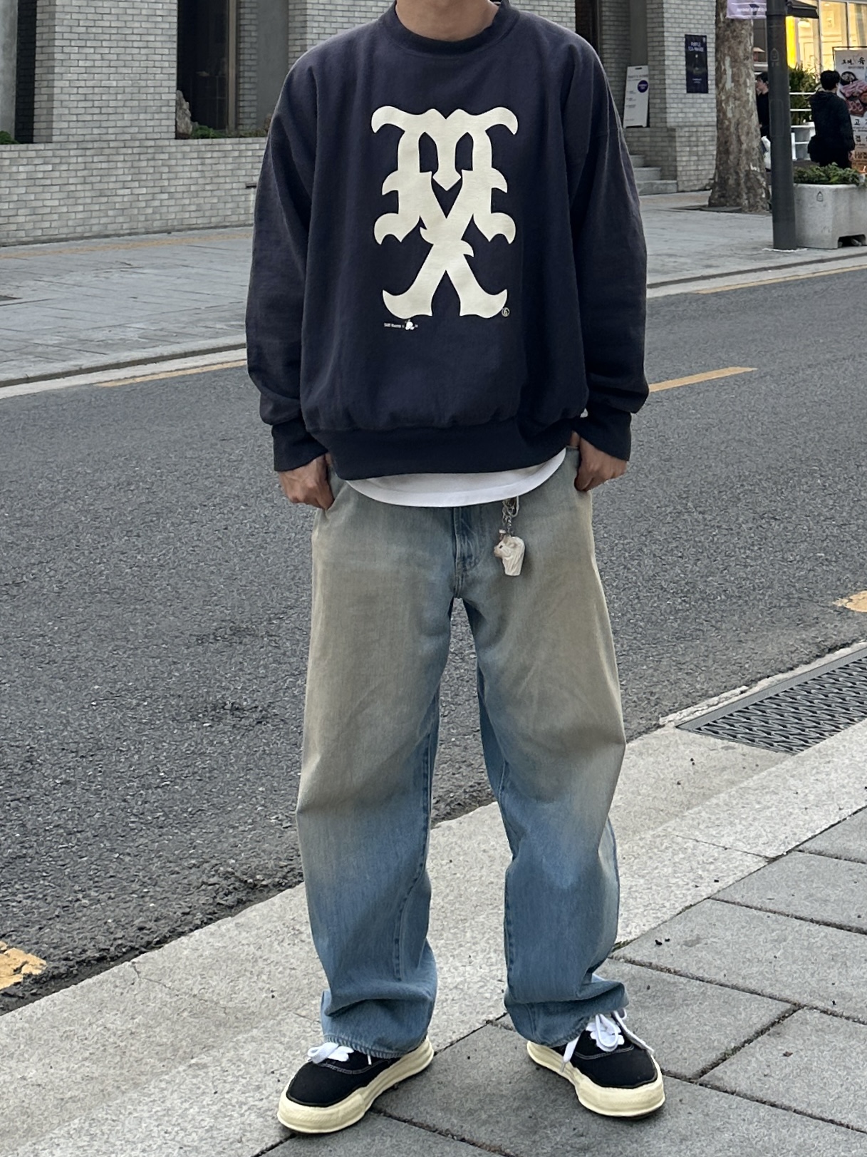 Saint Mxxxxxx MX Sweatshirt Navy - 24FW, Maison Mihara Yasuhiro Baker OG Sole OD Canvas Low-top Sneakers Black 착용 스타일 - 1