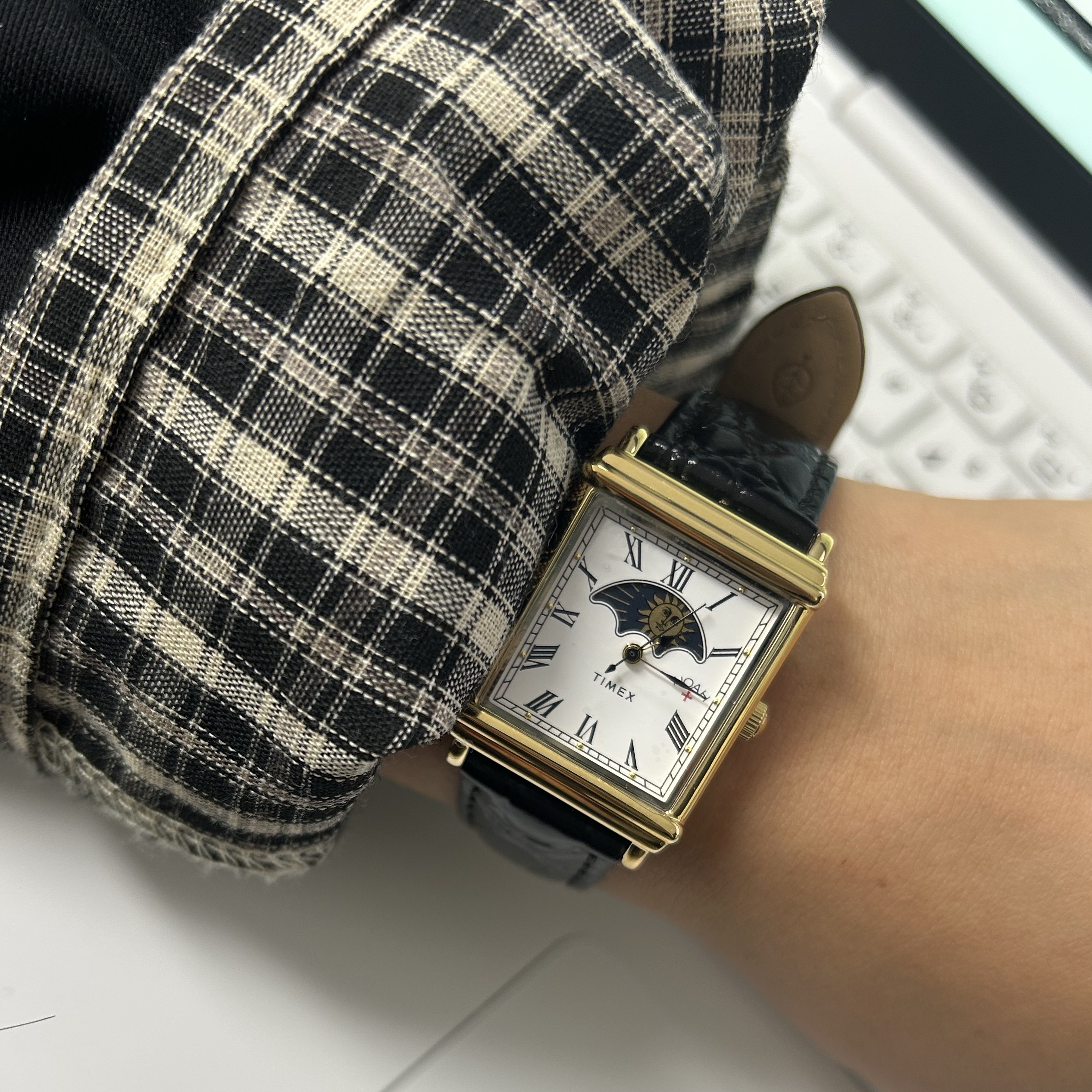 Timex x Noah Sun and Moon Watch Black Gold 착용 스타일
