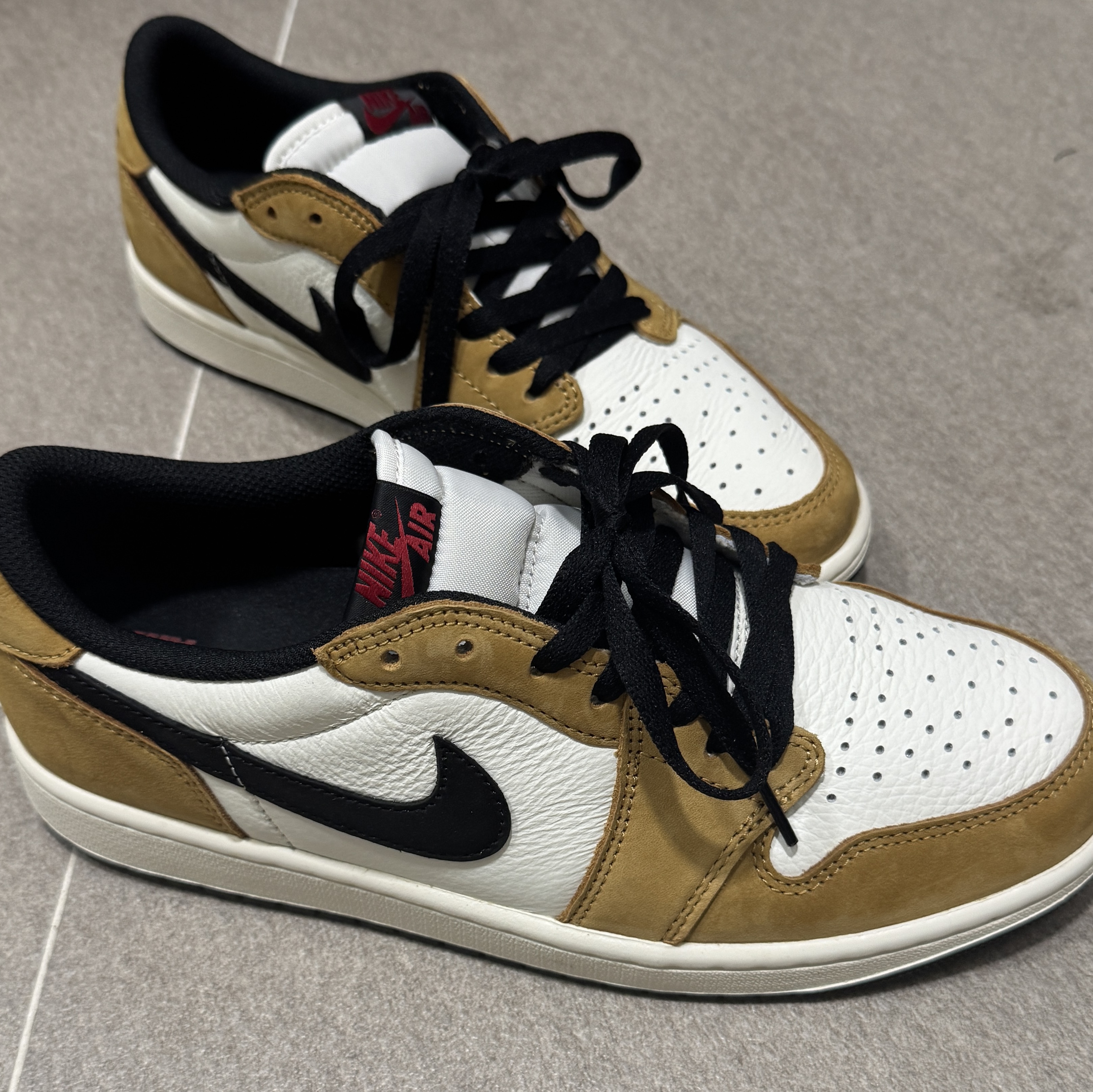 Jordan 1 Low OG Sail and Golden Harvest 착용 스타일
