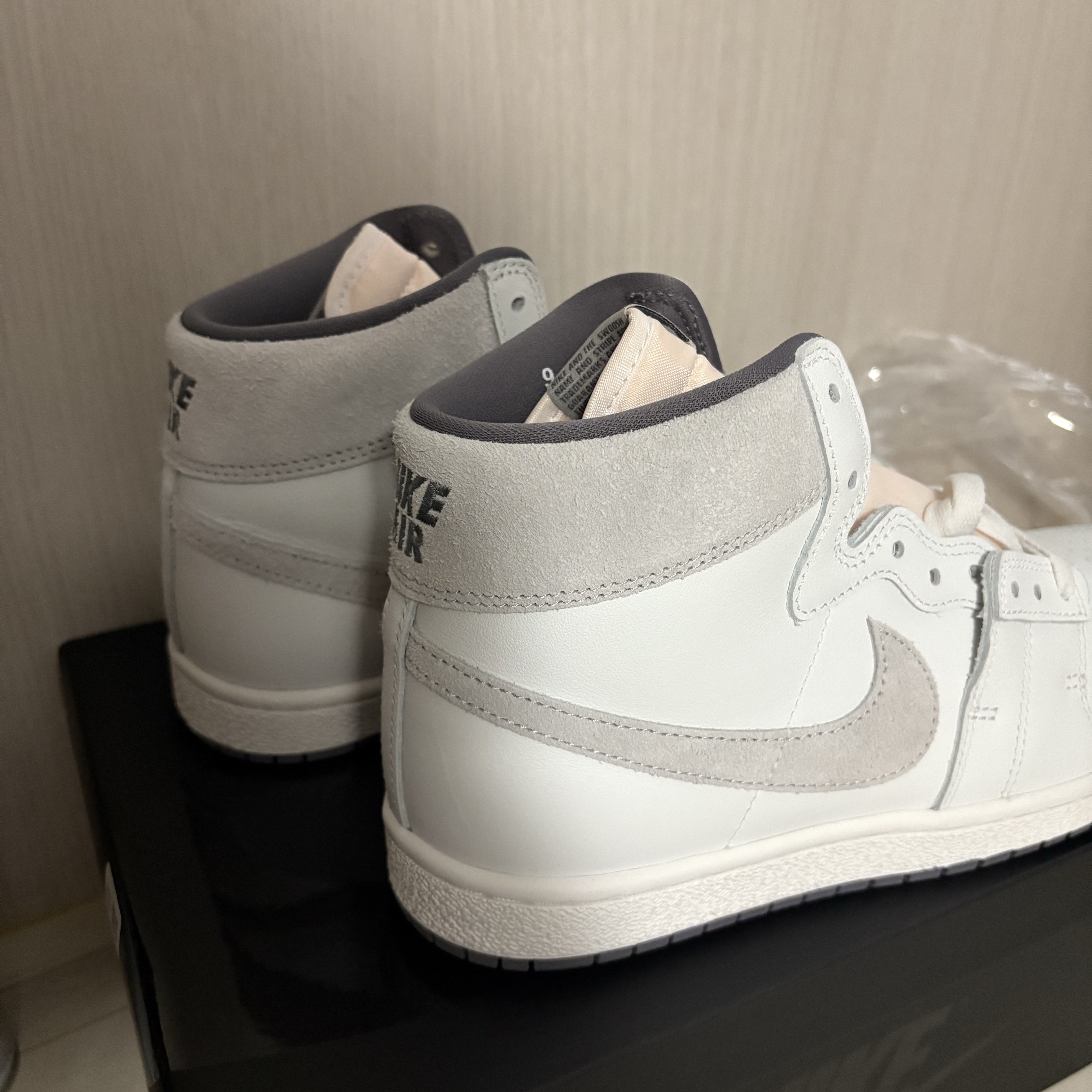 Jordan Air Ship PE SP Summit White Gunsmoke, Jordan 1 Retro High OG Light Smoke Grey 착용 스타일 - 2