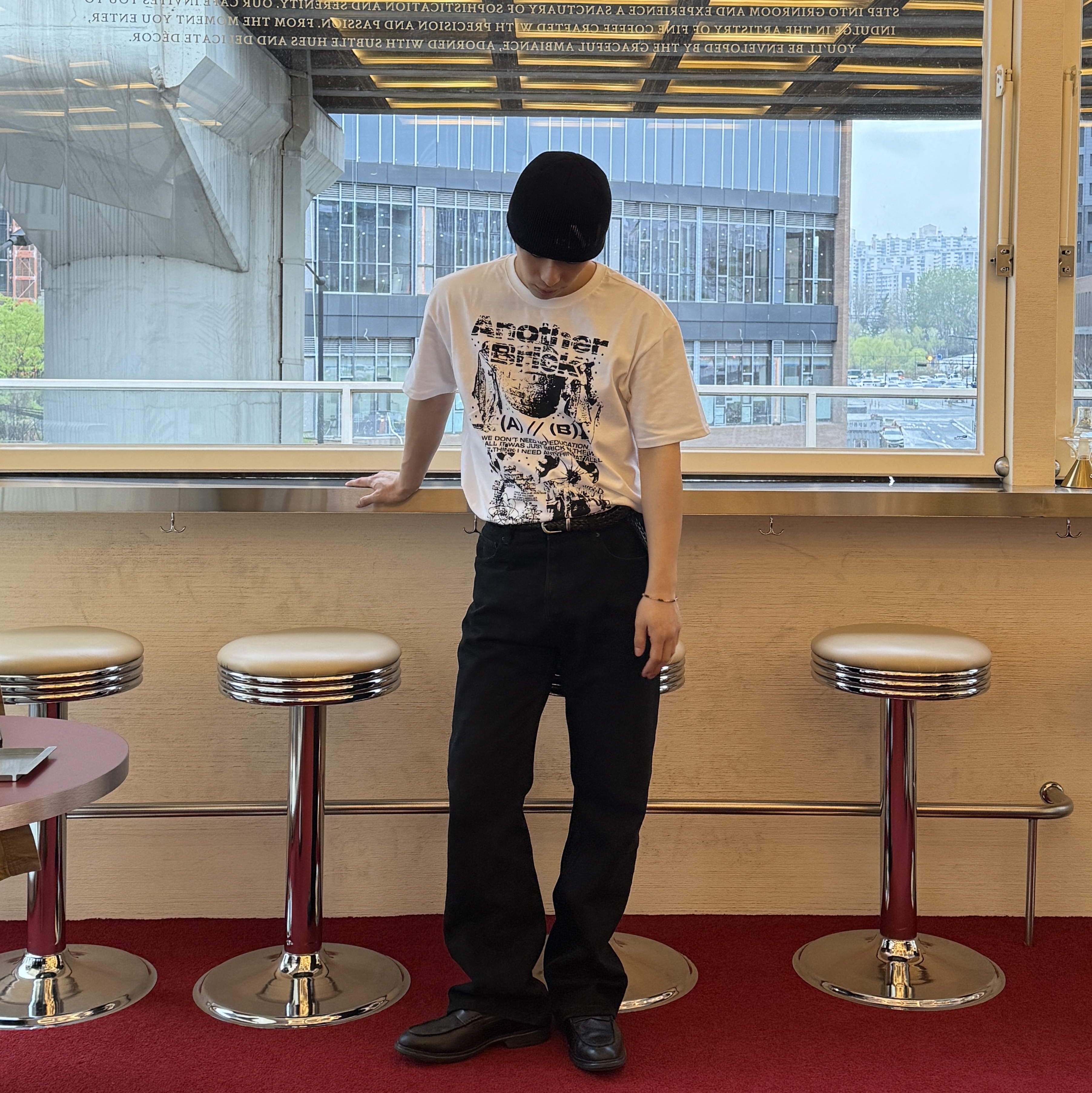 DEFYCLUBROBBERS Another Brick In The Wall T-Shirt White 착용 스타일 - 1