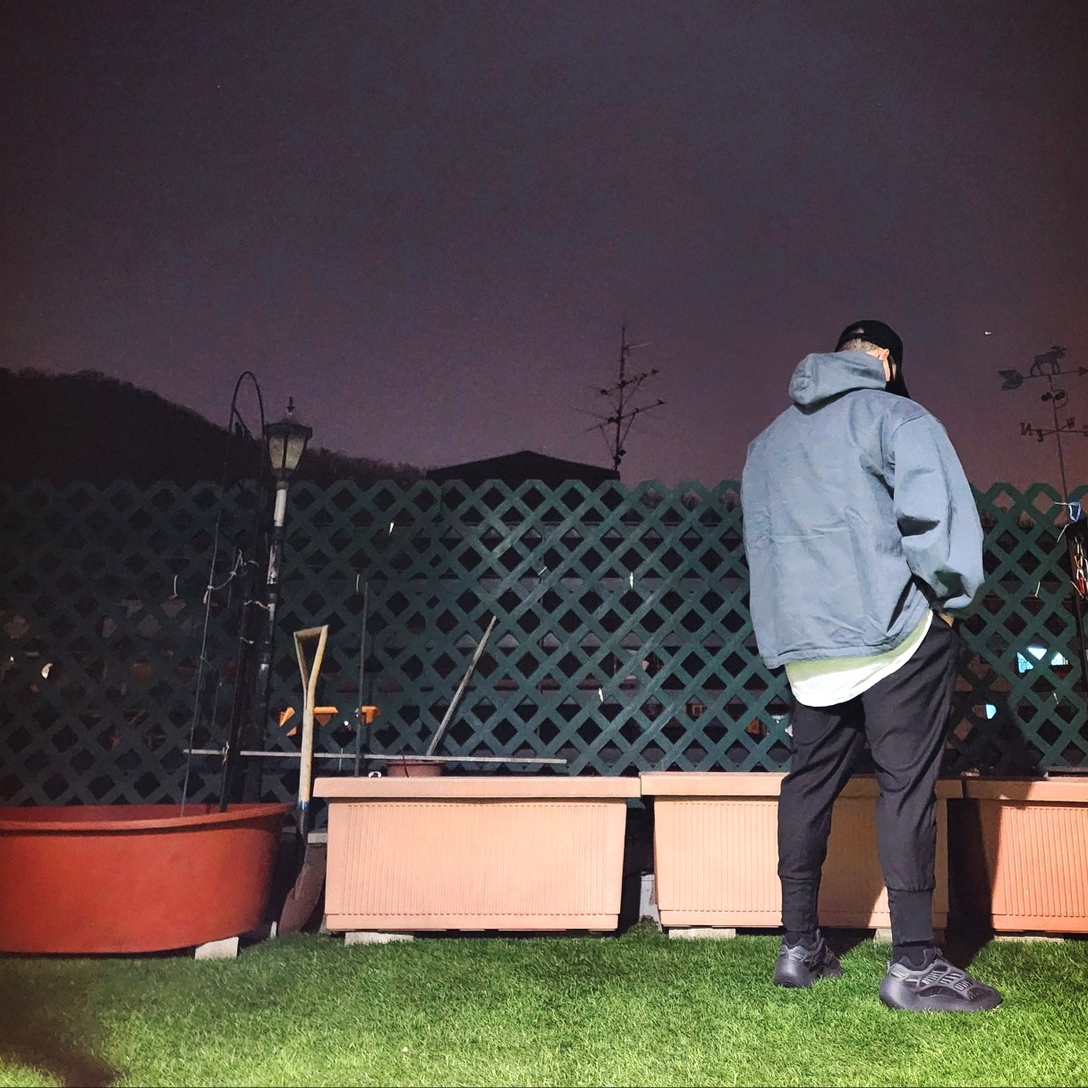 Juun.J Signature Cotton Twill Ballcap Black, Yeezy Gap Engineered By Balenciaga Sateen Anorak Dark Green 착용 스타일 - 3