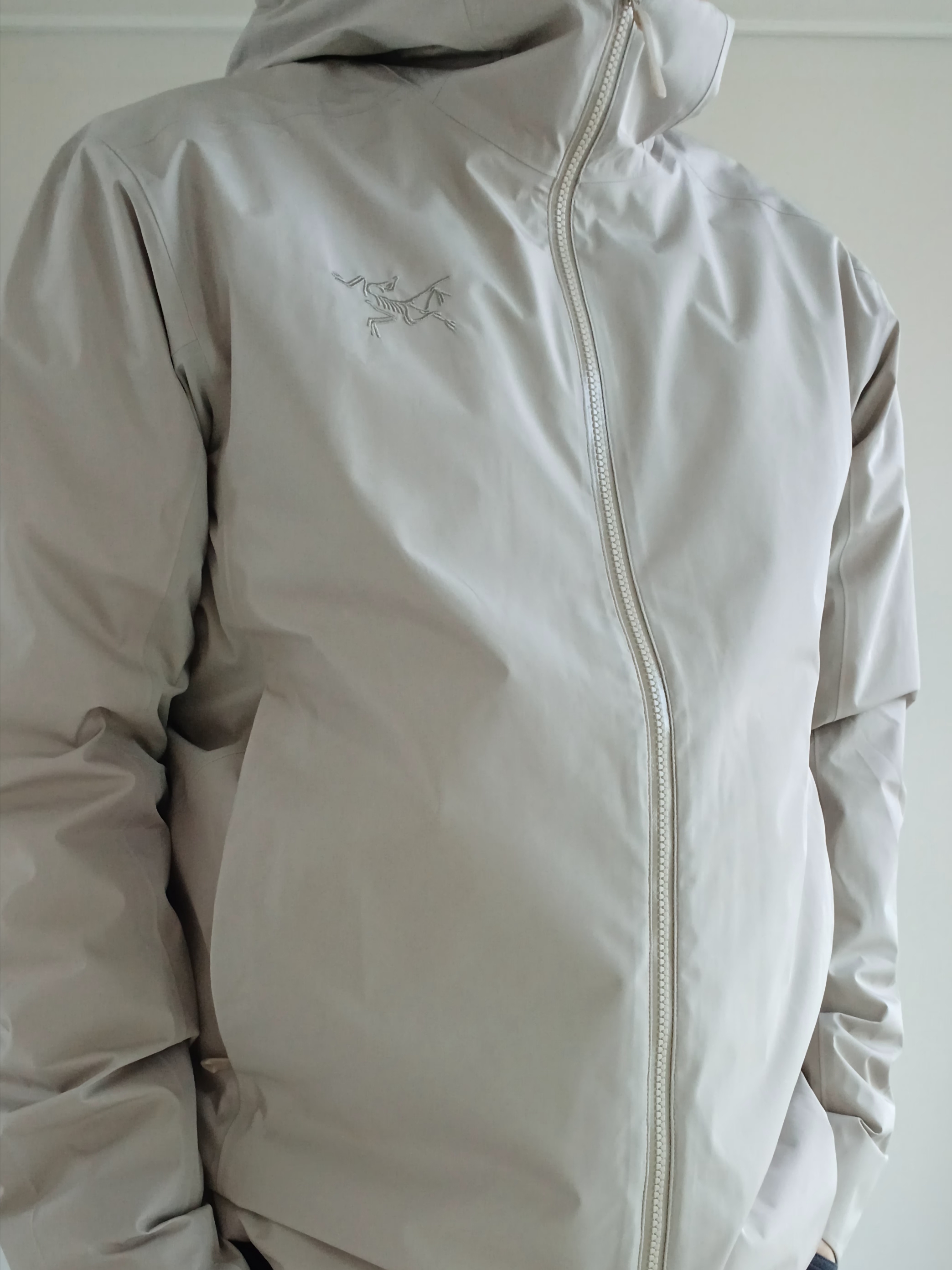 Arc'teryx Solano Hoody Rune, Hoka Ora Recovery Slide 3 Black 착용 스타일 - 4