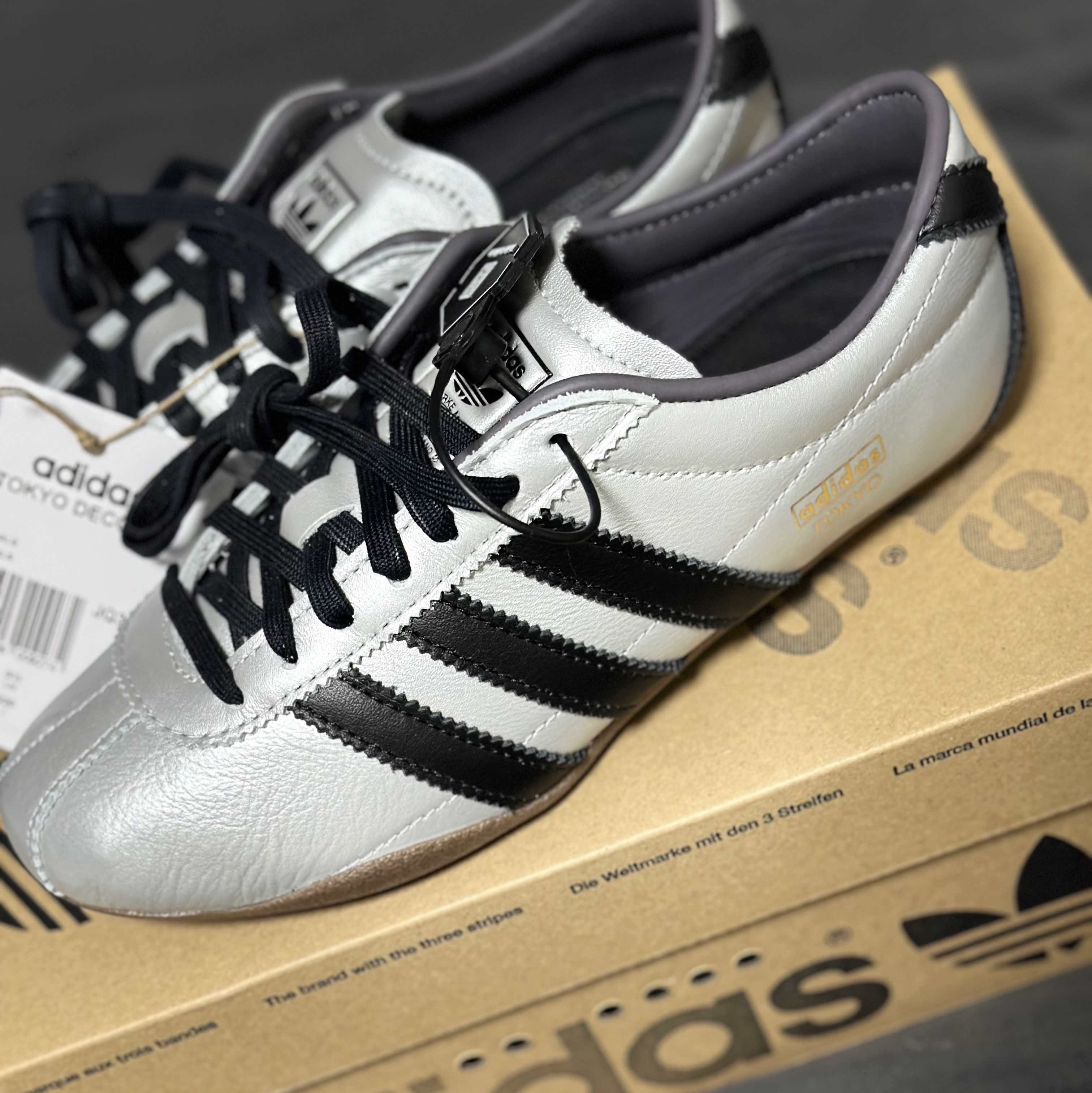 (W) Adidas Tokyo Silver Metallic Core Black 착용 스타일 - 1