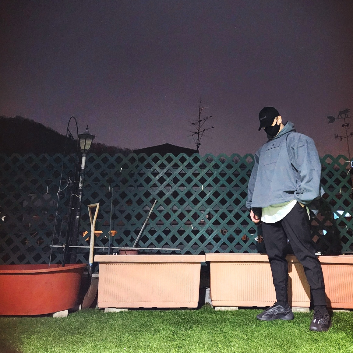 Juun.J Signature Cotton Twill Ballcap Black, Yeezy Gap Engineered By Balenciaga Sateen Anorak Dark Green 착용 스타일 - 1