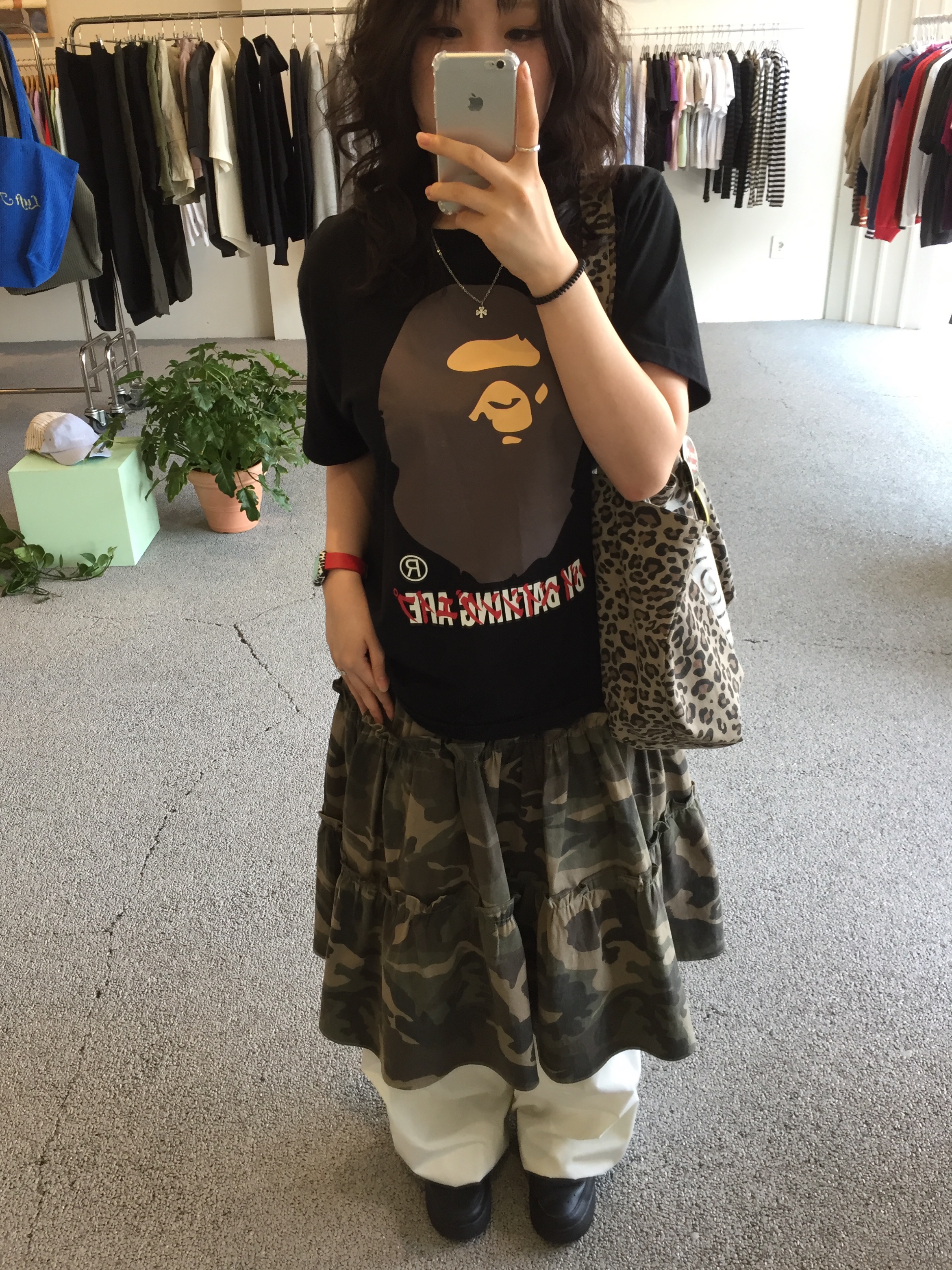 Nike Air Force 1 '07 Low Triple Black, BAPE Big Ape Head T-Shirt Black 착용 스타일 - 1
