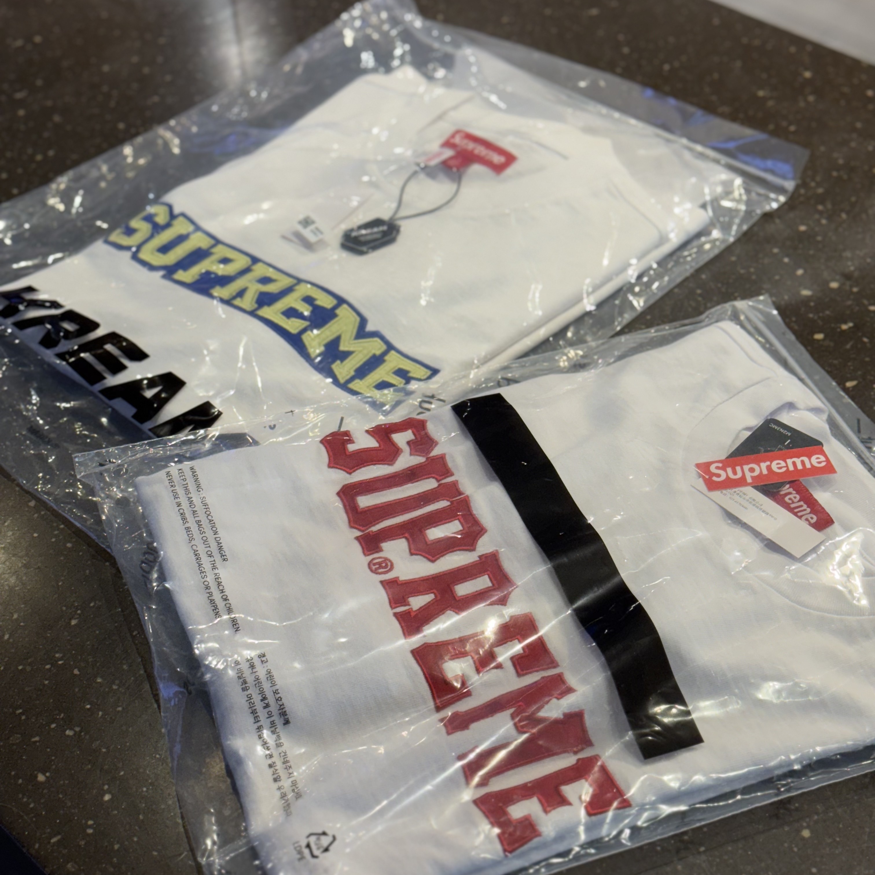 Supreme Satin Applique S/S Top White - 25SS, Supreme Twill Applique S/S Top White - 24FW 착용 스타일