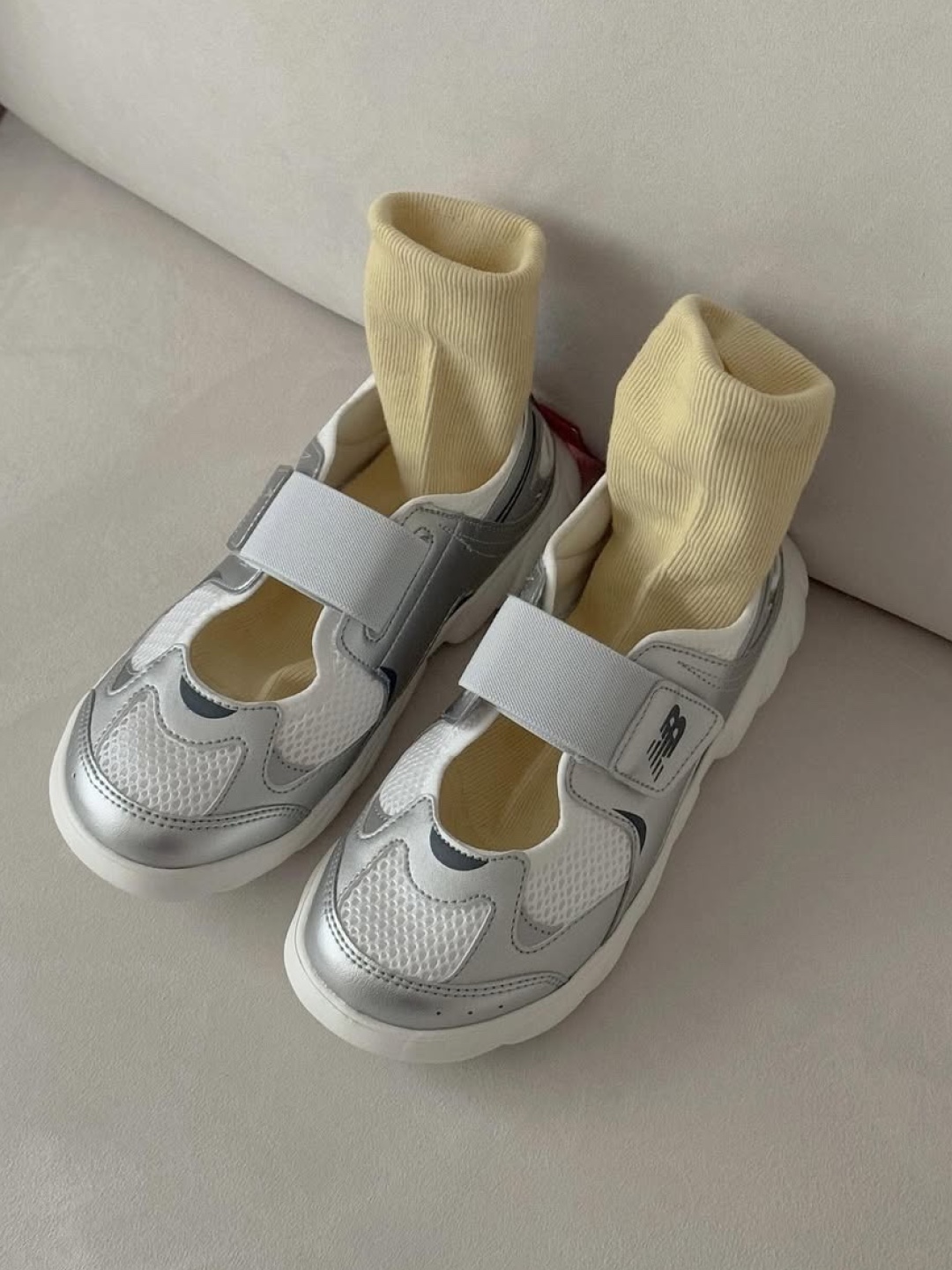 (Kids) New Balance Freedle 920 Sandal Silver, (Kids) New Balance Freedle 920 Sandal Black 착용 스타일 - 2