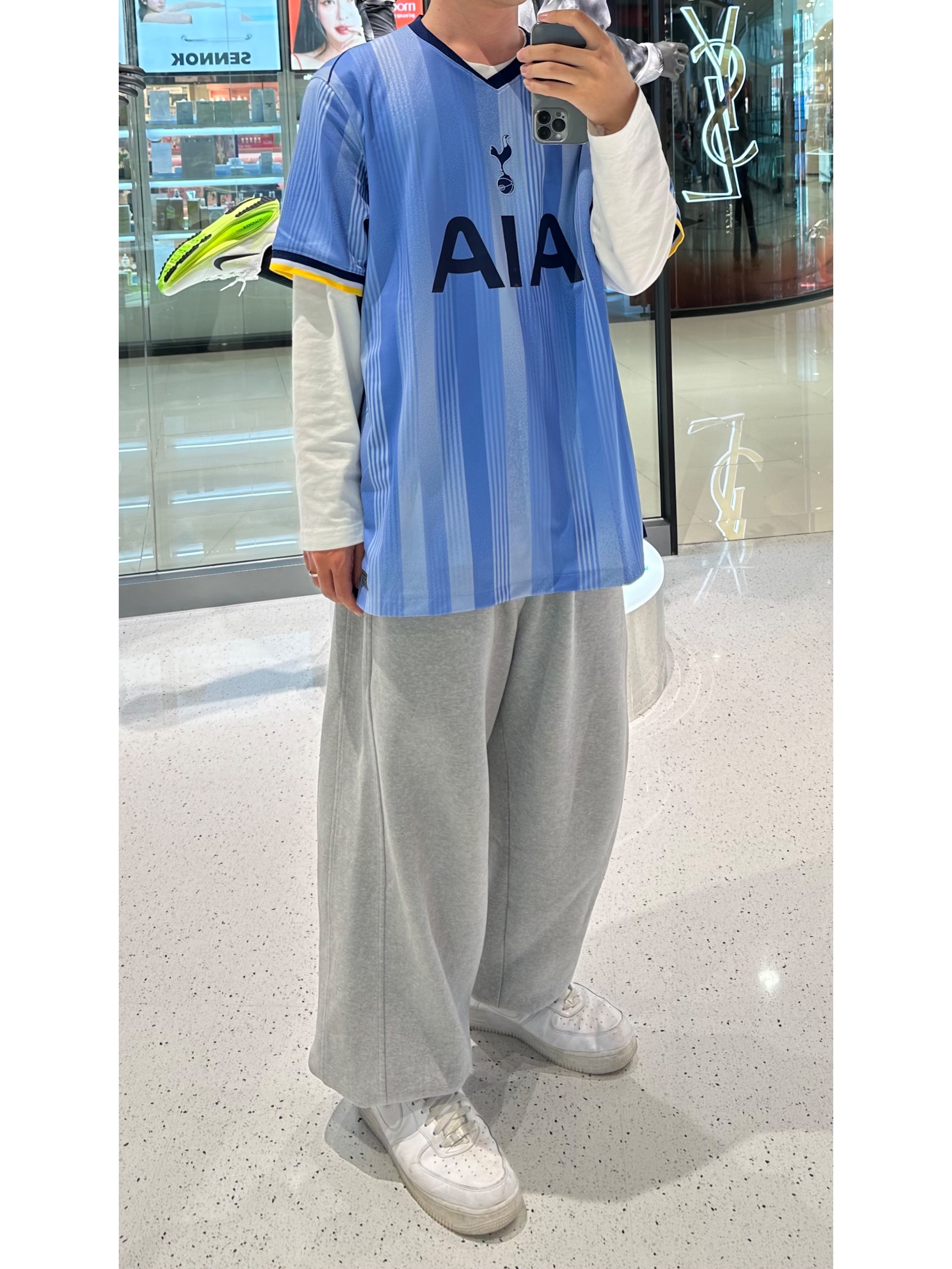 Nike Tottenham Hotspur 2024/25 Dri-Fit Stadium Away Jersey Cobalt Bliss (Non Marking Ver.), Nike x Supreme Air Force 1 Low White 착용 스타일
