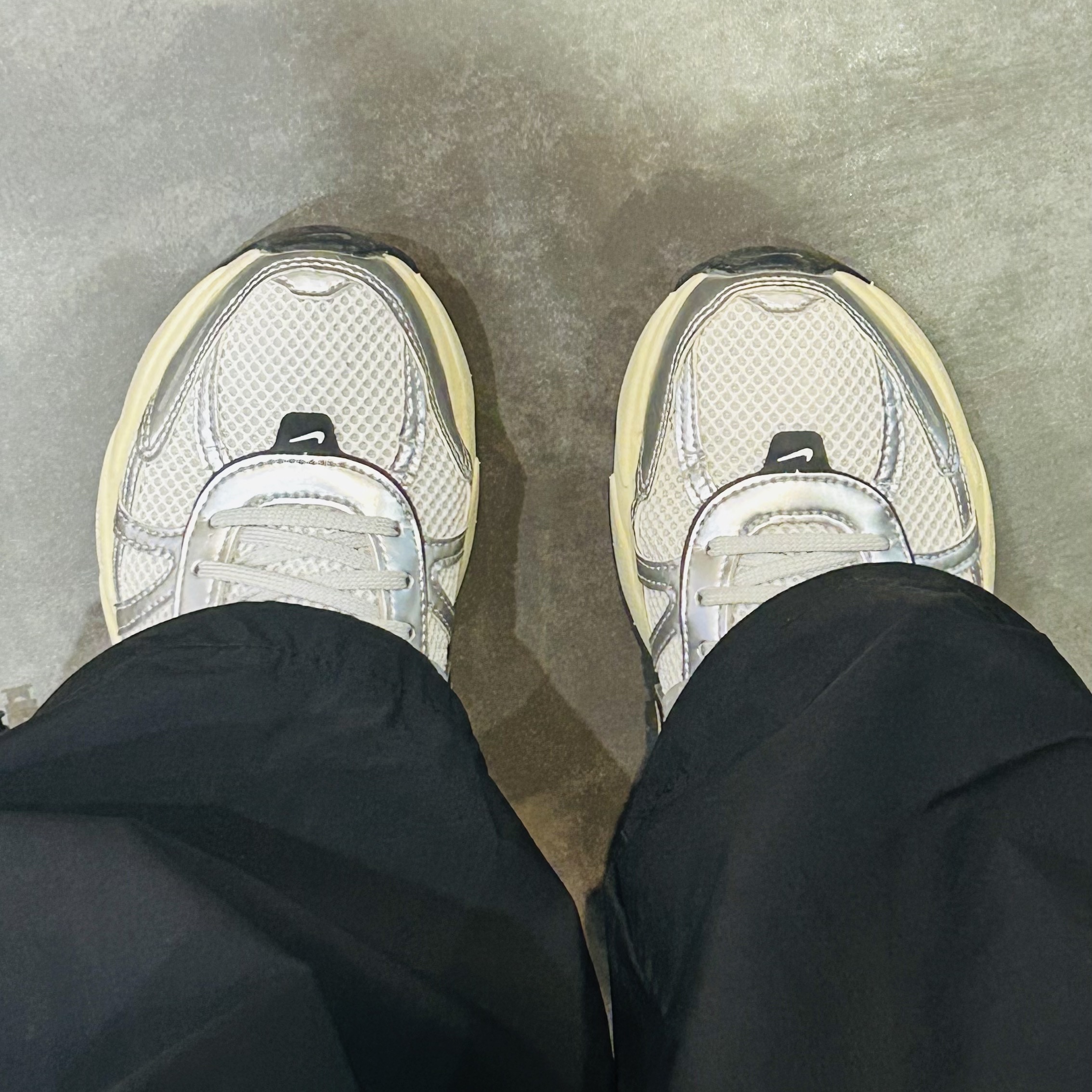 Nike V2K Run Summit White Metallic Silver 착용 스타일 - 2