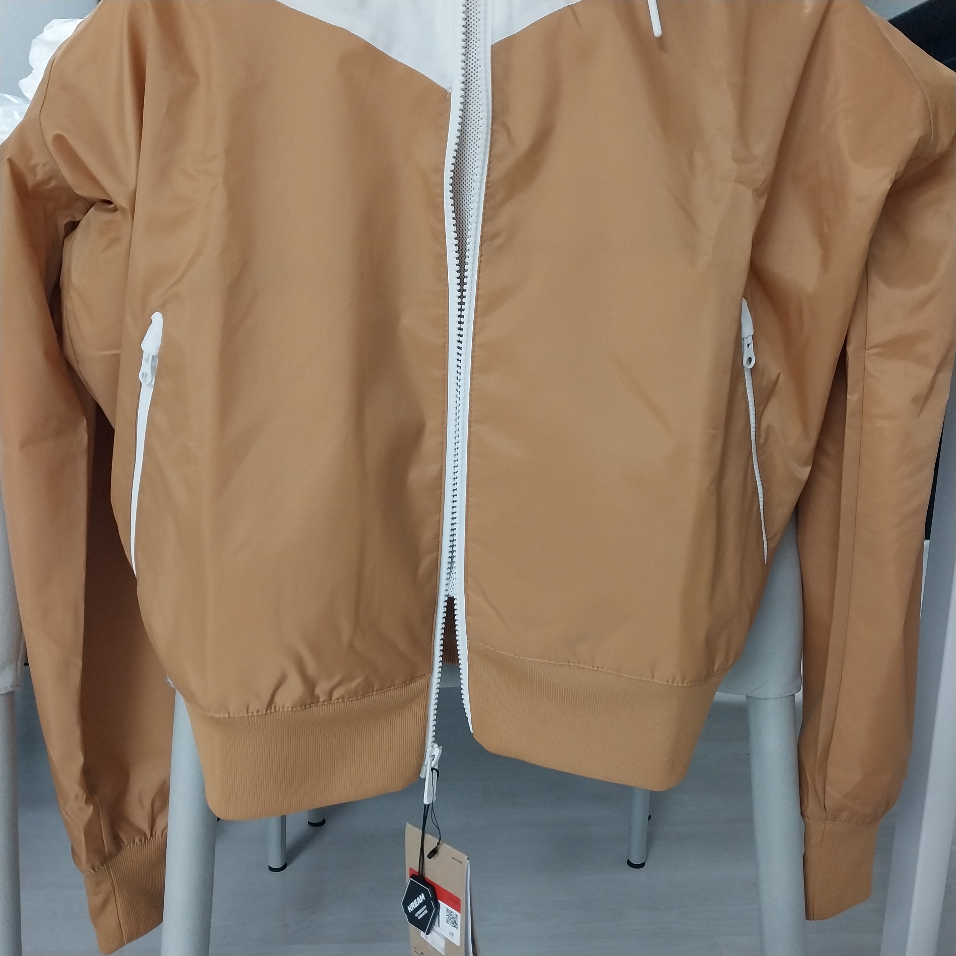 Nike NSW Windrunner Hooded Jacket Sail Flax - Asia 착용 스타일 - 2