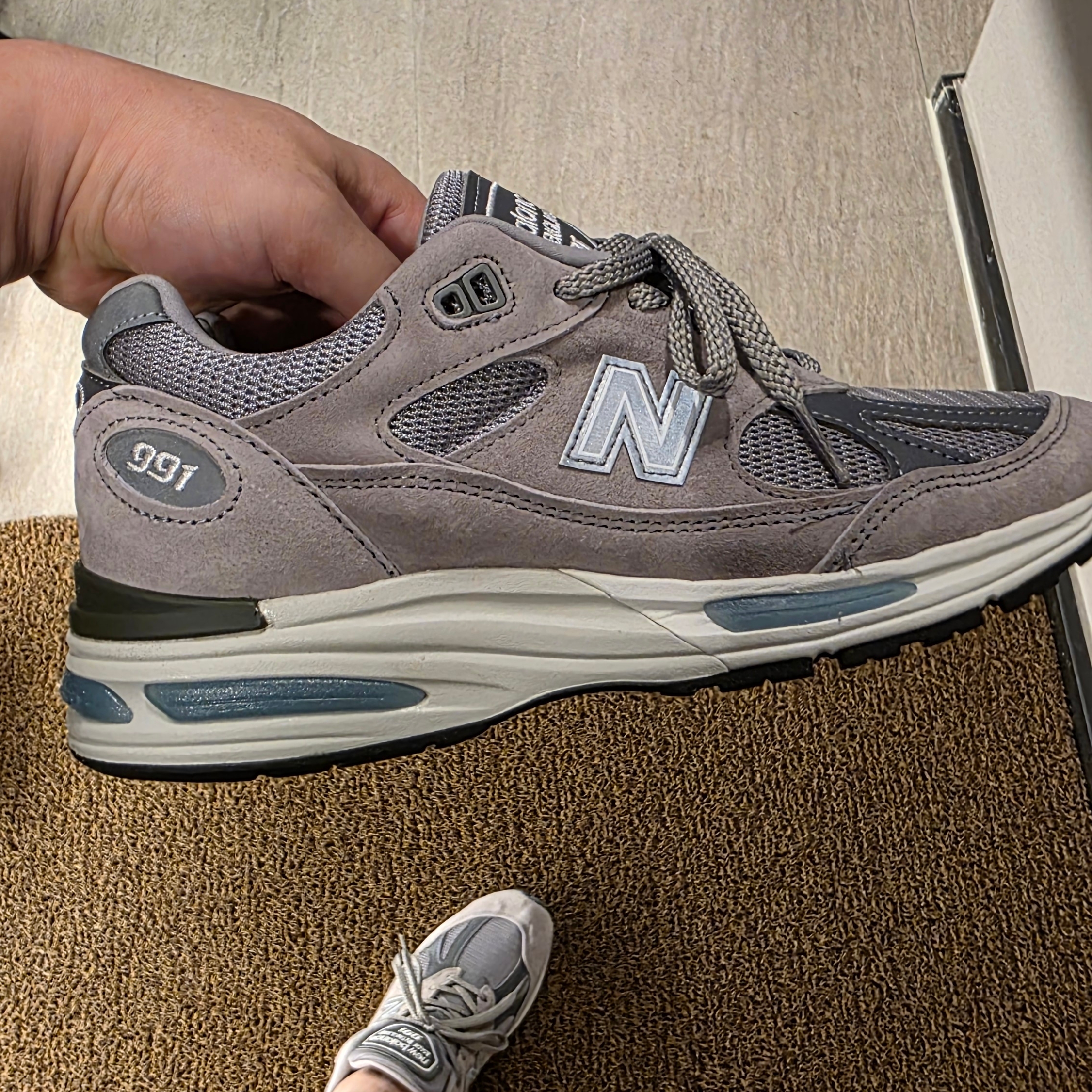 New Balance 991v2 Made in UK Rock Ridge Alloy Silver 착용 스타일 - 4