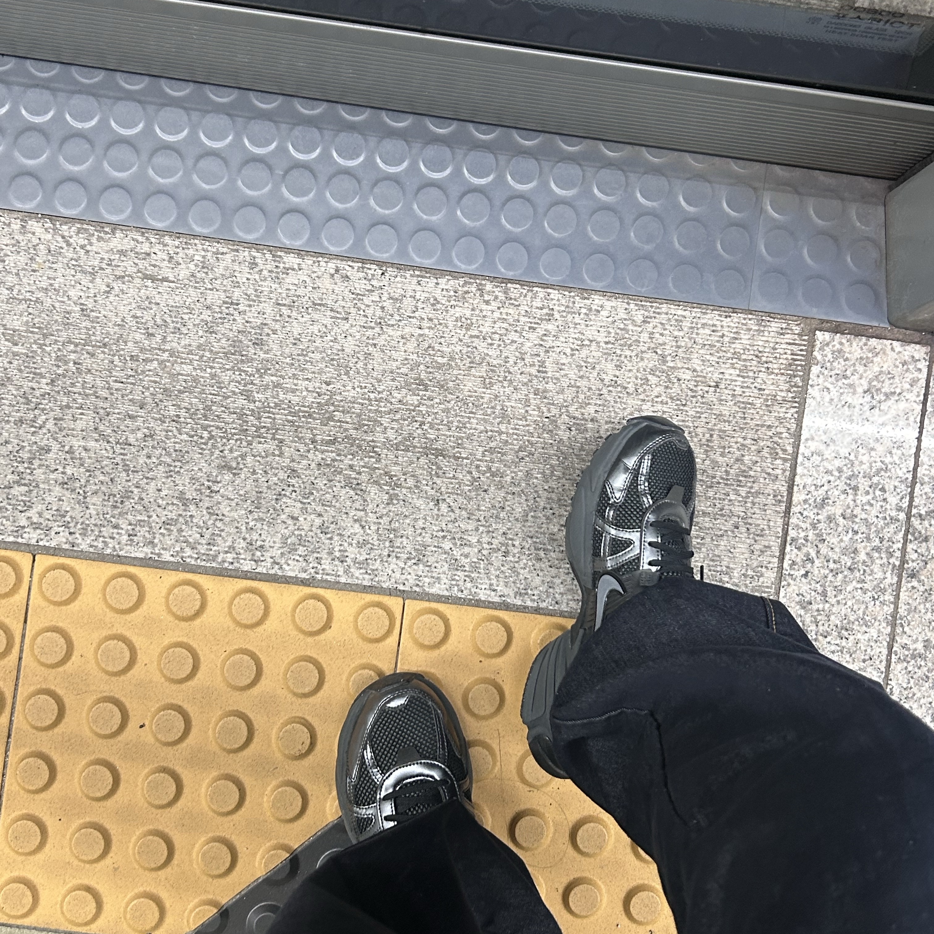Nike V2K Run Black Anthracite 착용 스타일 - 1