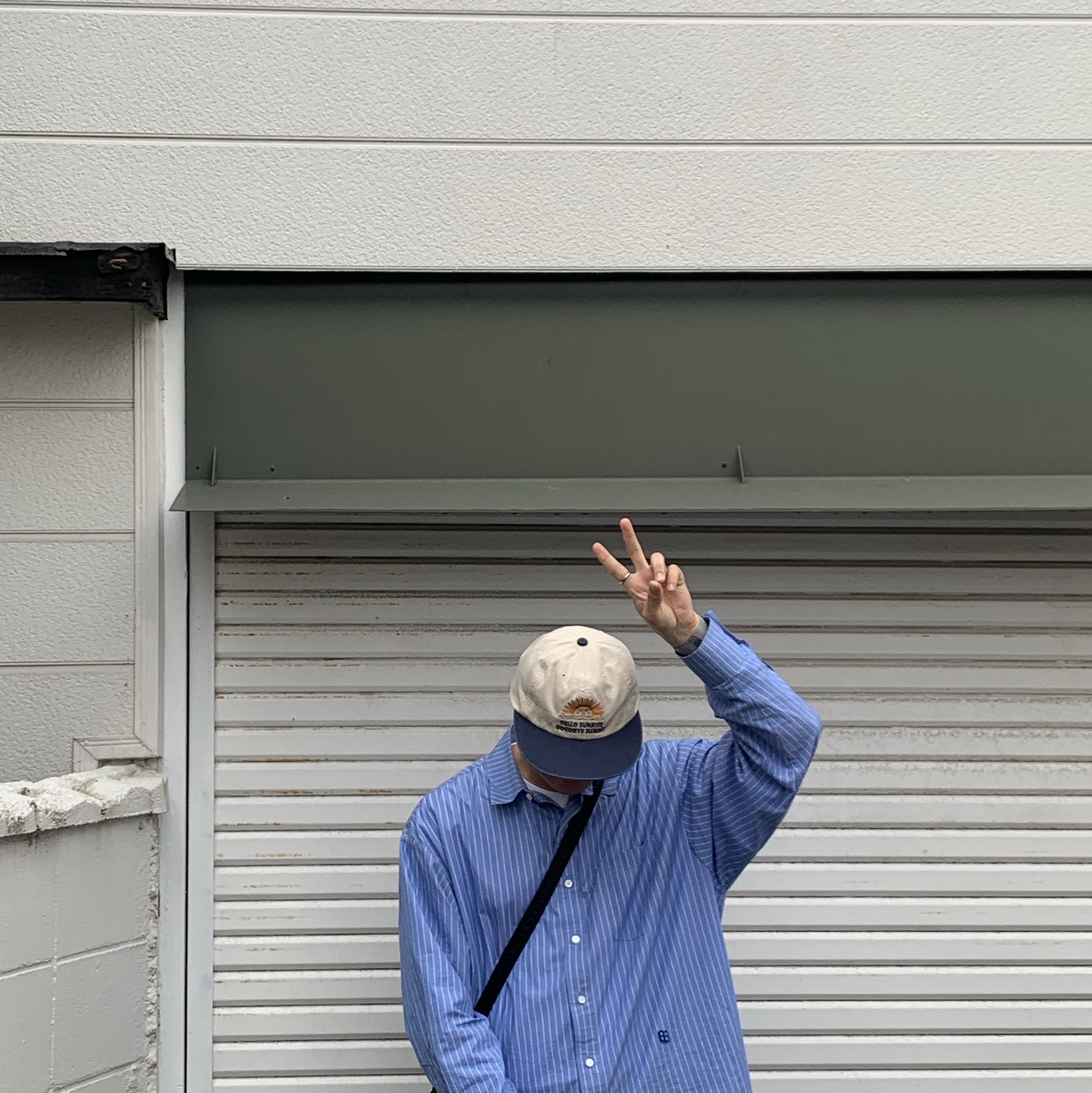 Hello Sunrise 90s Logo 6Panel Cap Beige & Navy 착용 스타일 - 2