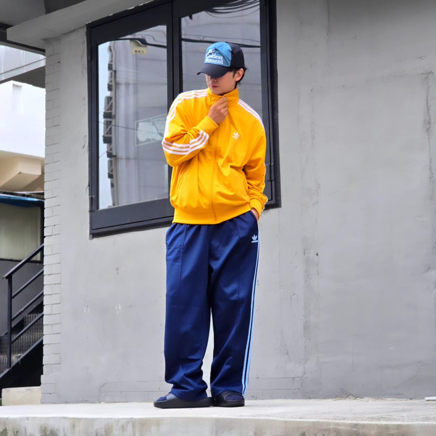Adidas Originals Adicolor Buggy Fit Firebird Track Pants Night Indigo Clear Sky - KR Sizing, Nike Calm Slide Black 착용 스타일 - 2