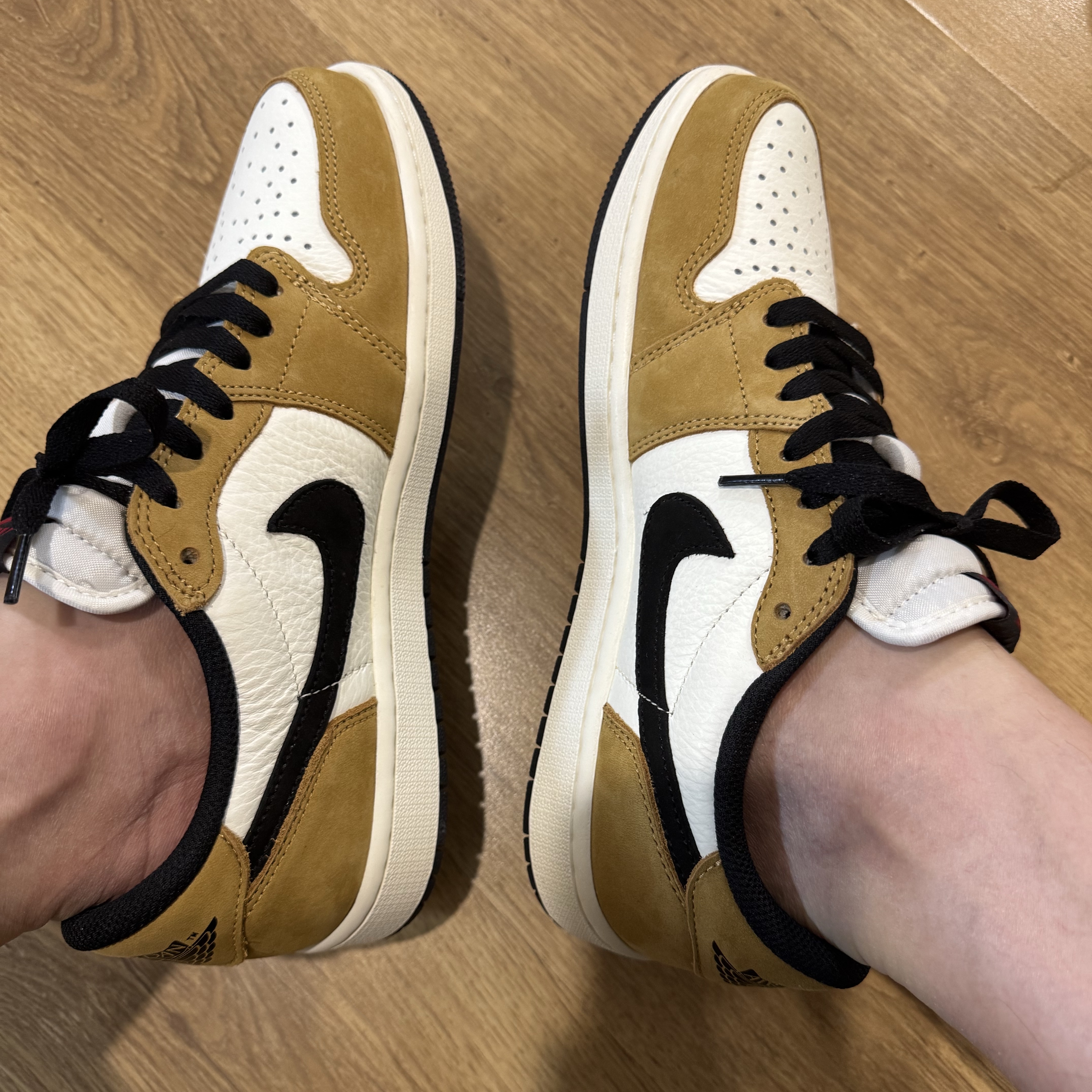Jordan 1 Low OG Sail and Golden Harvest 착용 스타일 - 4