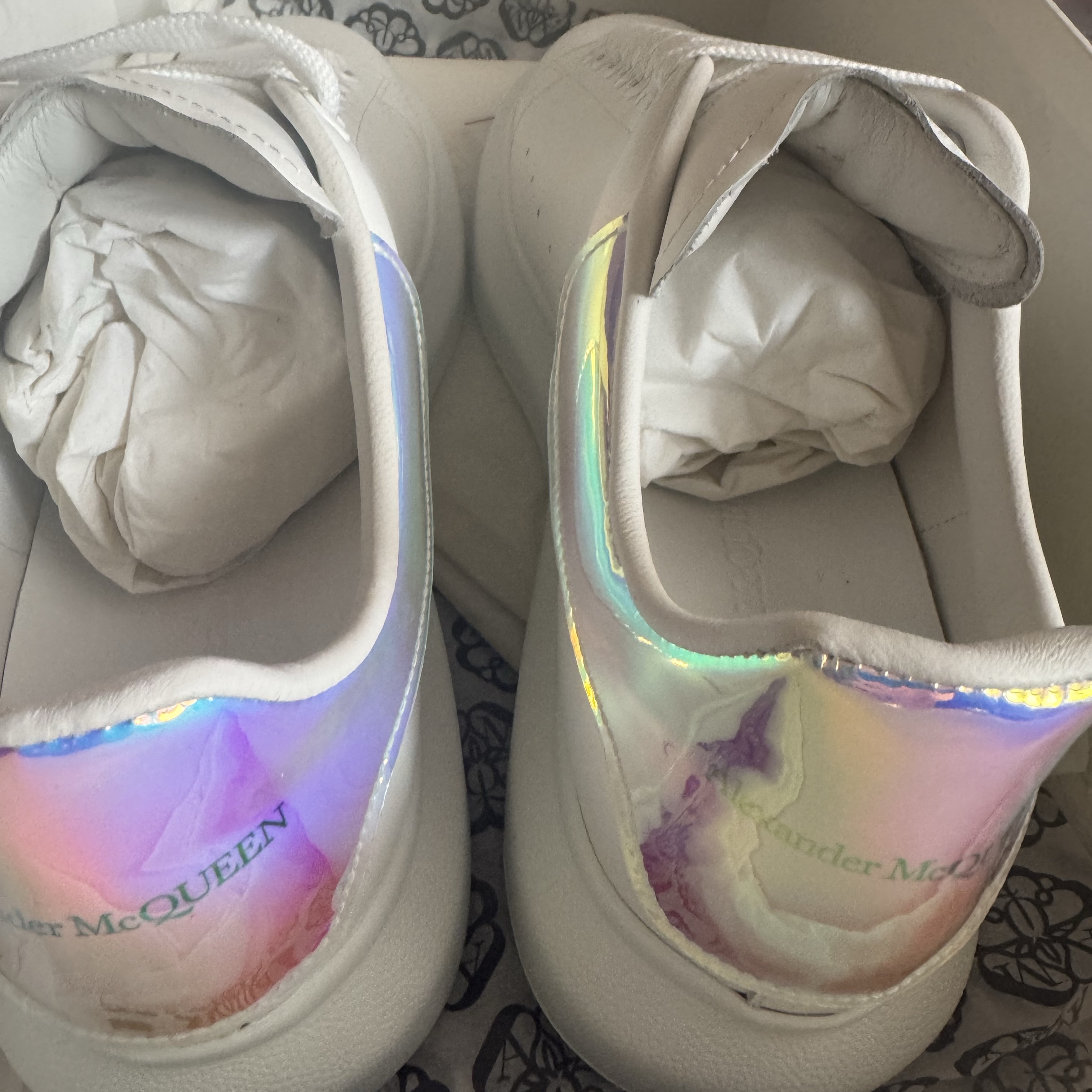 Alexander McQueen Oversized Sneakers White Shock Pink 착용 스타일