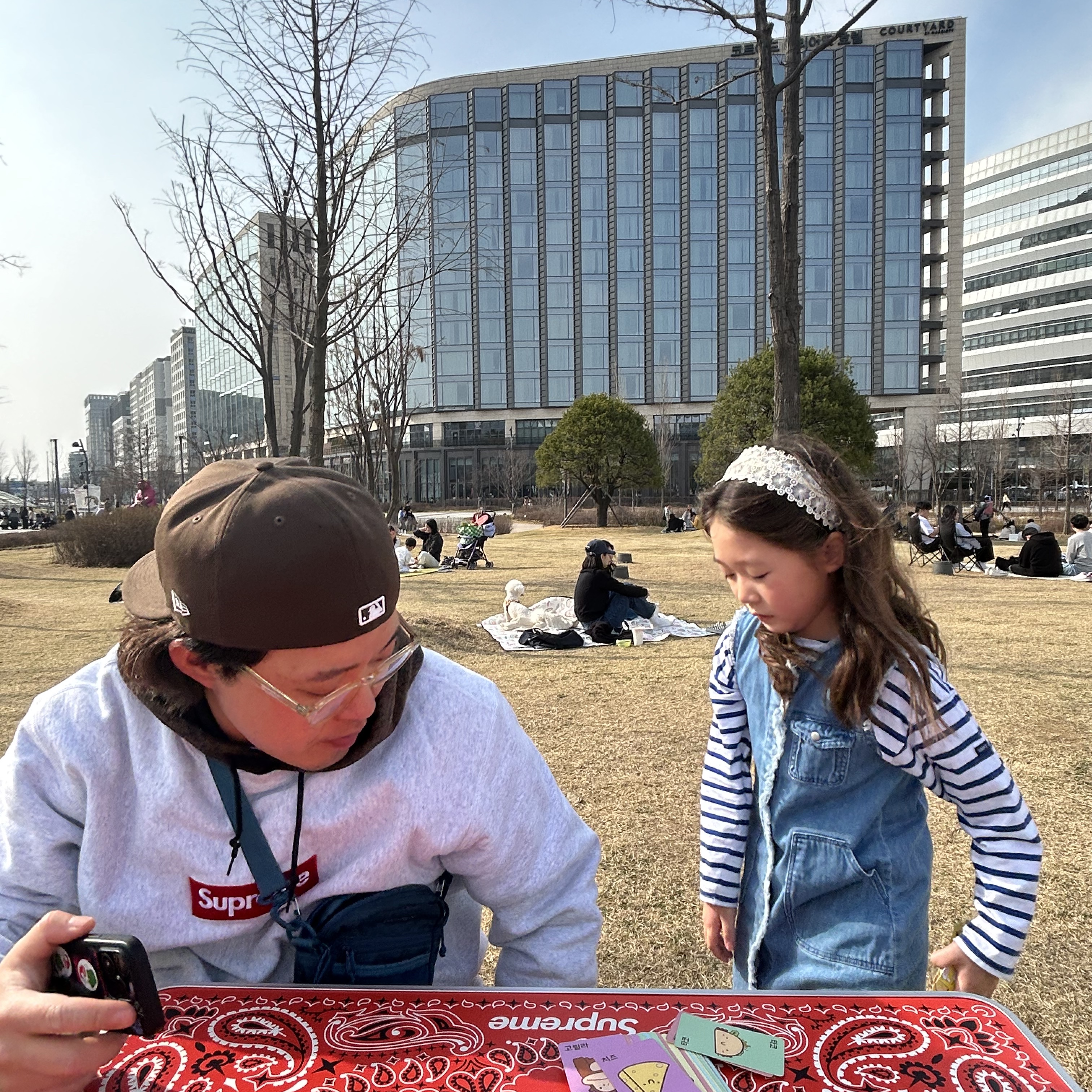 Supreme x Coleman Folding Table Set Red - 24SS 착용 스타일