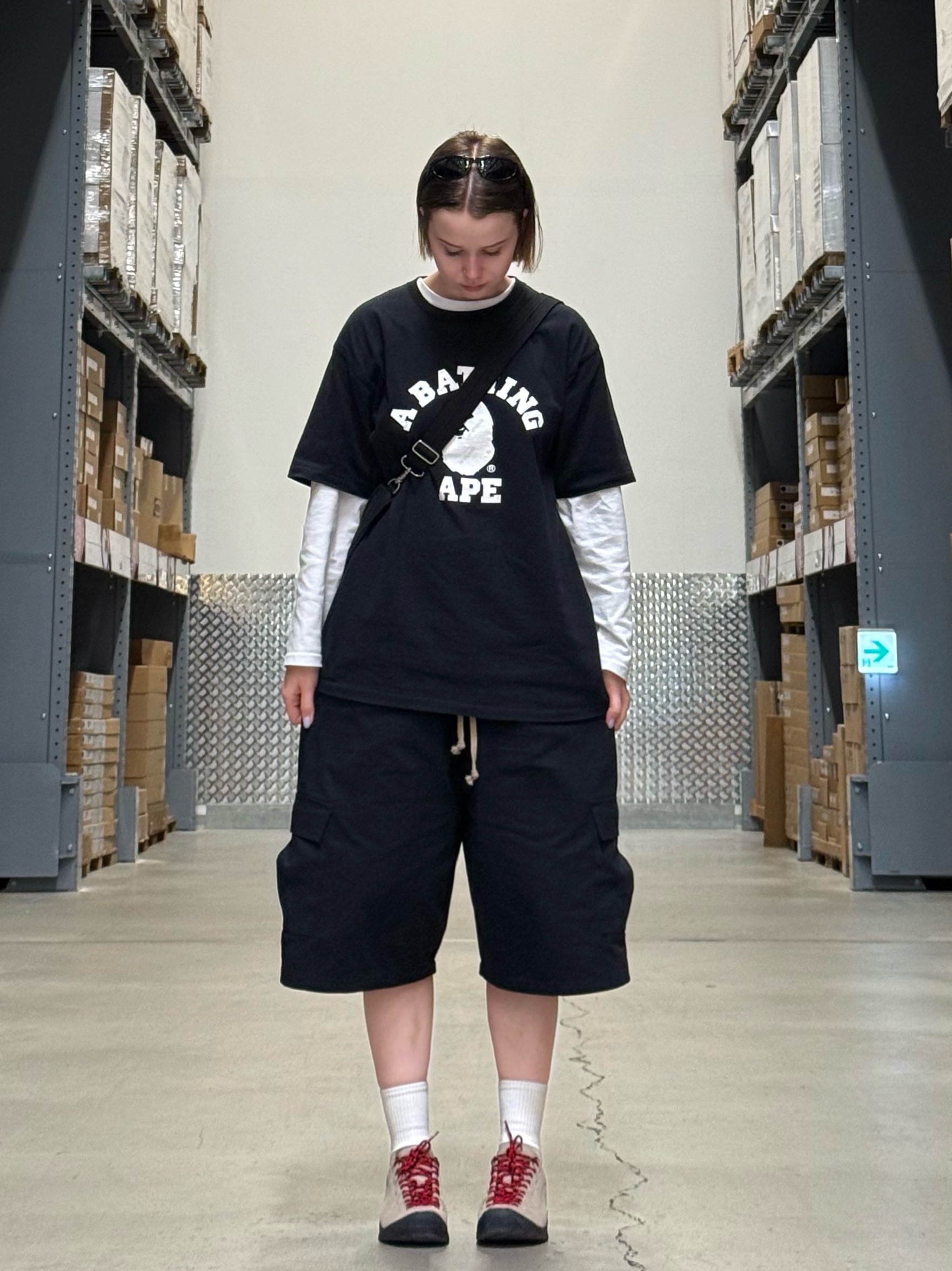 BAPE Hexagram College T-Shirt Black, (W) Keen Jasper Suede Sneakers Silver Mink 착용 스타일 - 2