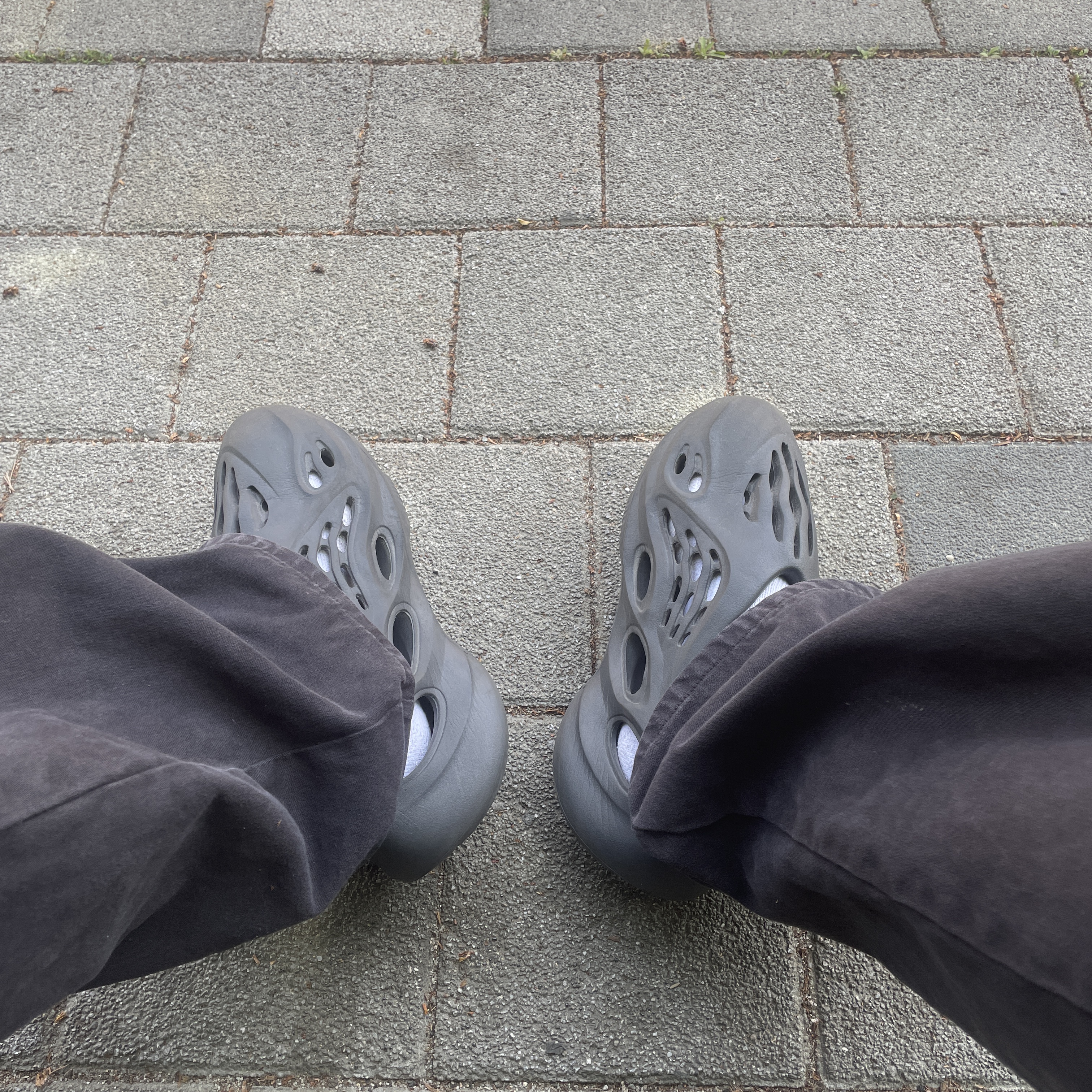 Adidas Yeezy Foam RNNR Carbon, Yeezy Gap Engineered By Balenciaga Sateen Cargo Pants Black 착용 스타일