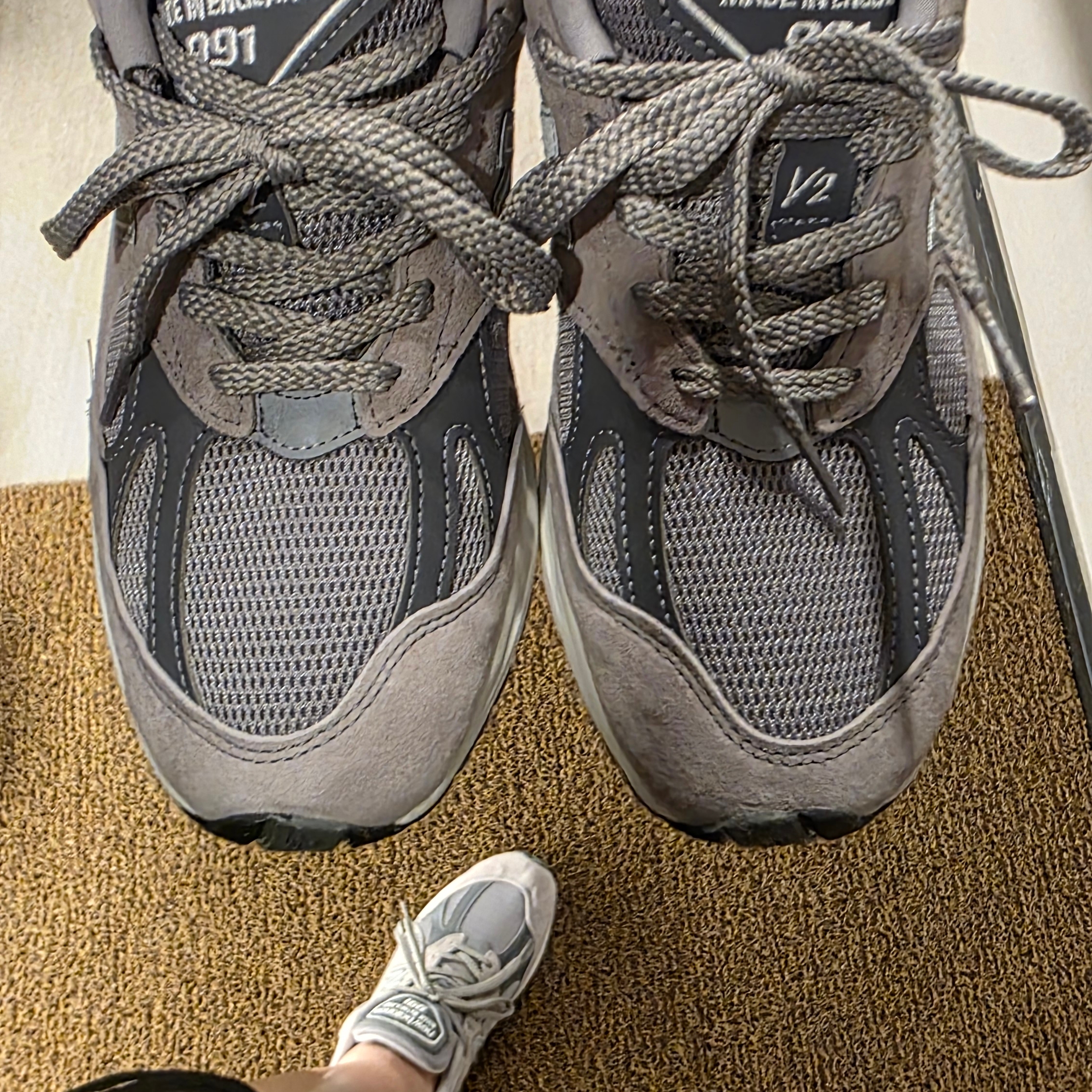 New Balance 991v2 Made in UK Rock Ridge Alloy Silver 착용 스타일 - 2