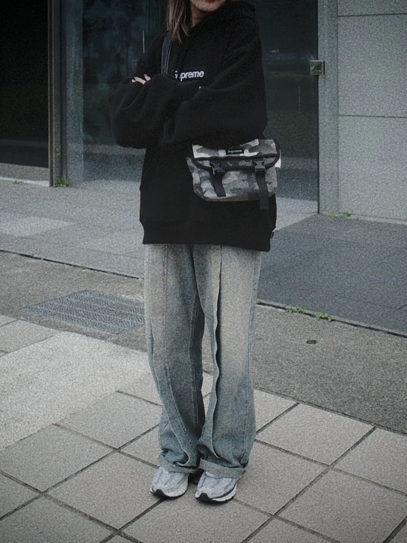 Supreme Mini Messenger Bag Snow Camo - 25SS 착용 스타일