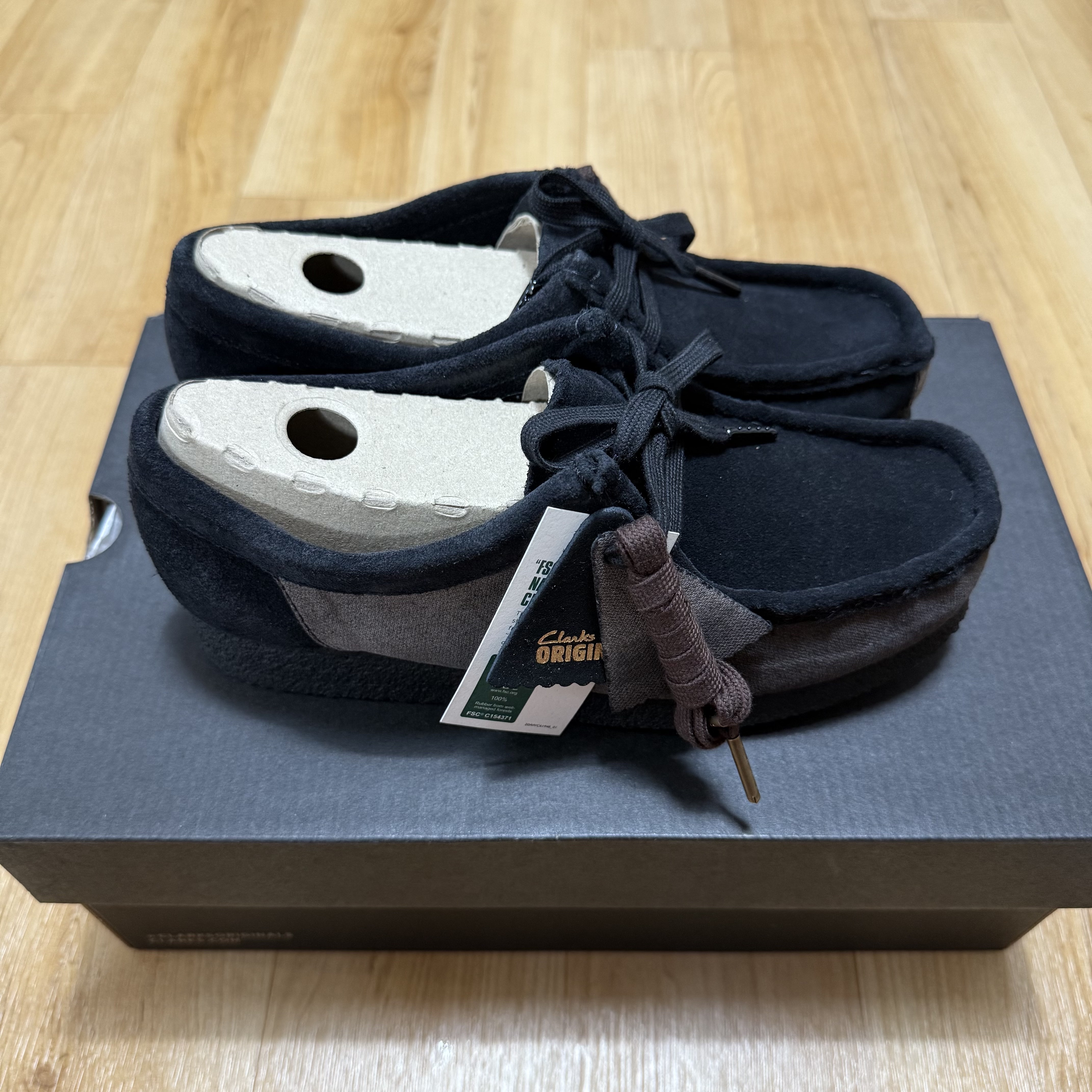 Clarks x Jiyongkim Sun Bleached Wallabee Black 착용 스타일 - 4