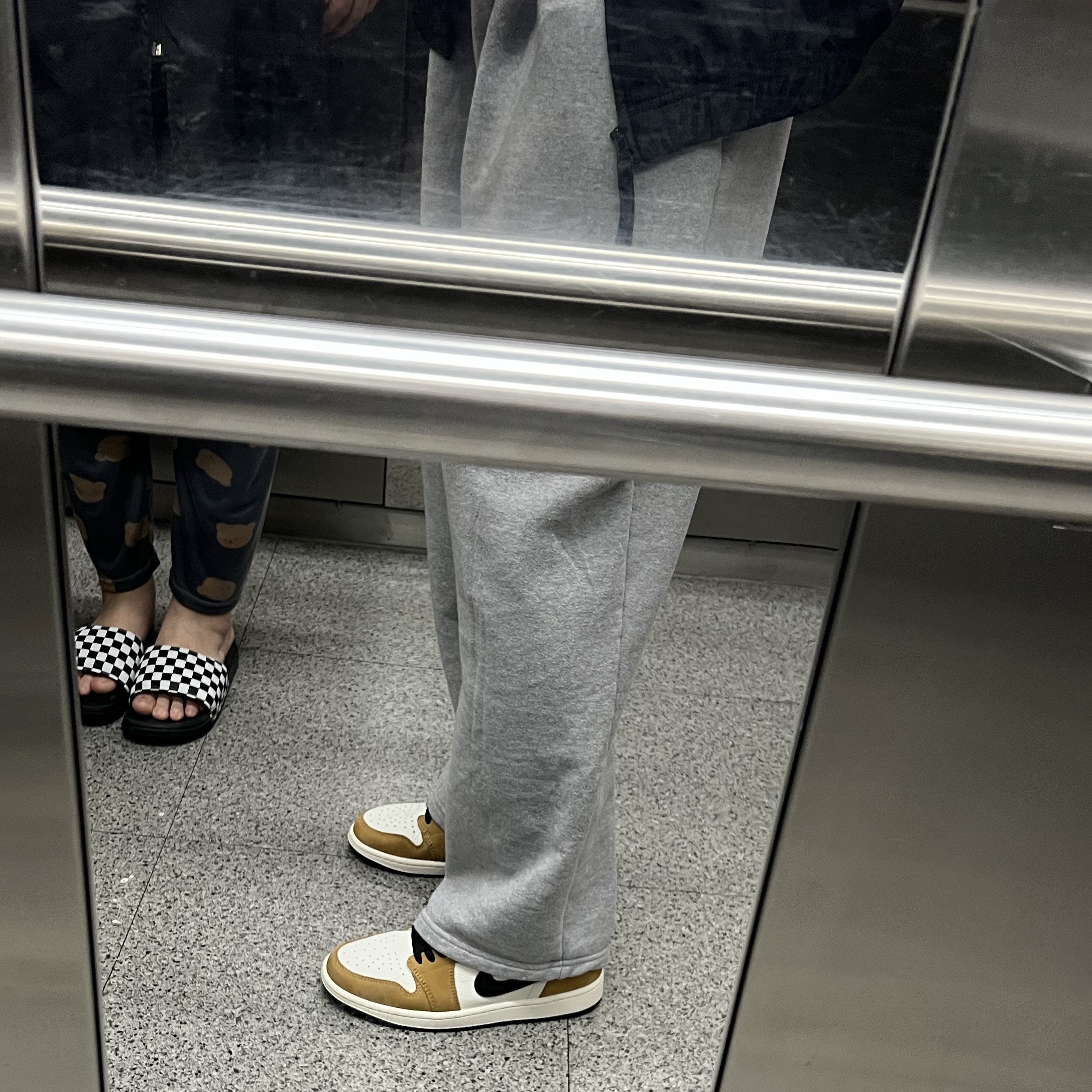 Jordan 1 Low OG Sail and Golden Harvest 착용 스타일 - 2